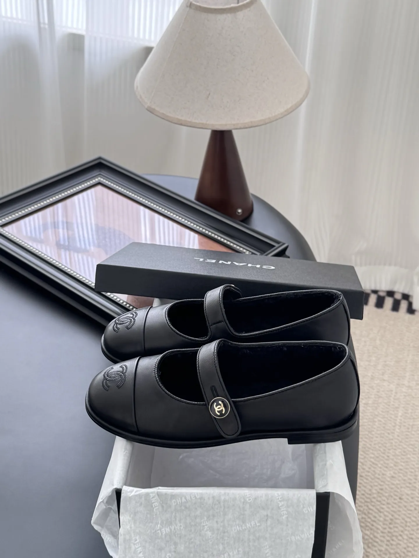 P 250 Chanel 25B秋冬新款毛茸茸玛丽珍单鞋 泰迪毛毛鞋 很舒服诶 美拉德棕色还是很适合秋冬的~ 鞋面麂皮/牛皮 内里皮毛一体 真皮大底 Size:35-39 其他码数定做