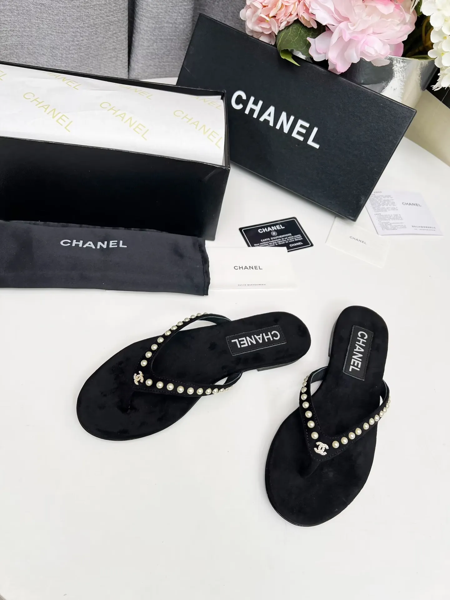 出厂价：200元 Chanel 春夏新款 真皮大底人字拖鞋✅ 首发这个鞋我真心的心动💓 第一眼[惊讶]看到就喜欢，😊 而且有Chanel 家的经典元素钻石Logo💎 面料:双面绒 内里：牛里 颜色：黑色 码数：35&mdash;41（41可定做不退换） 大底：采用真皮大底制作 包装：配卡片、布袋