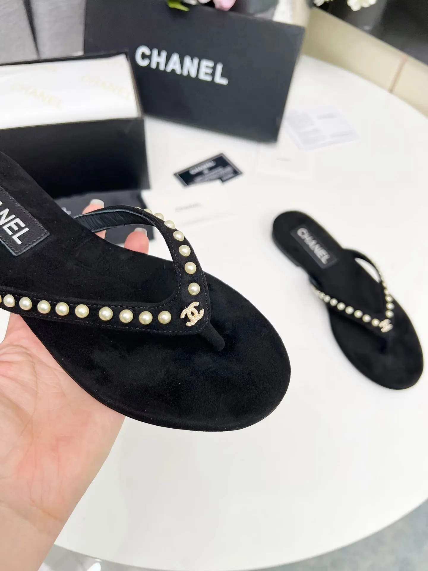 出厂价：200元 Chanel 春夏新款 真皮大底人字拖鞋✅ 首发这个鞋我真心的心动💓 第一眼[惊讶]看到就喜欢，😊 而且有Chanel 家的经典元素钻石Logo💎 面料:双面绒 内里：牛里 颜色：黑色 码数：35&mdash;41（41可定做不退换） 大底：采用真皮大底制作 包装：配卡片、布袋