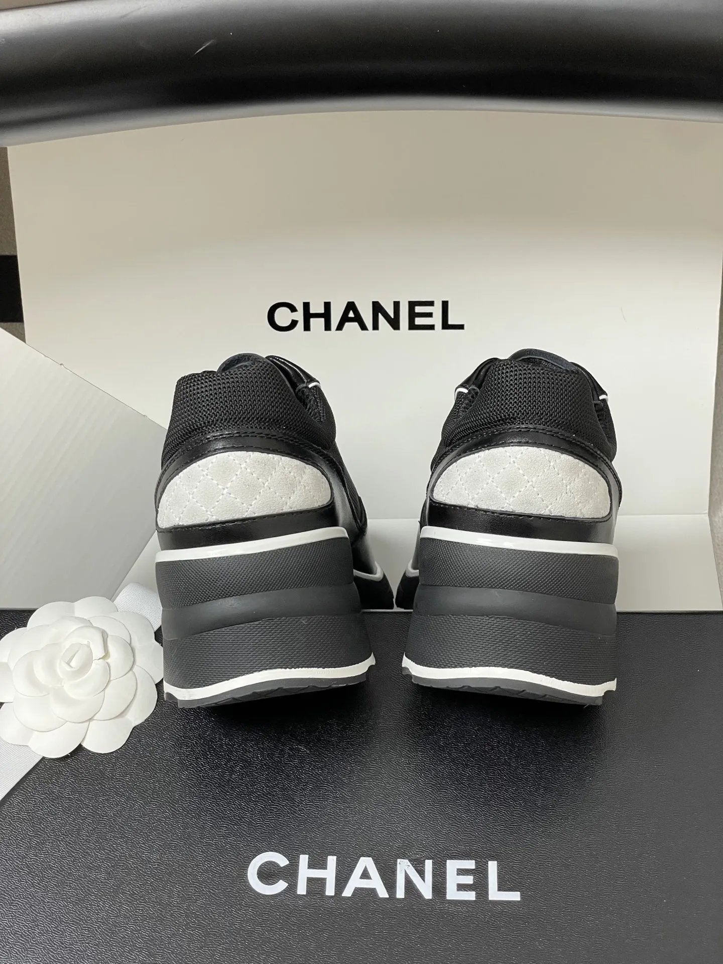 p380-莞产(配高档飞机盒✈️) Chanel 小香 25K高跟运动鞋经典大双C侧标休闲鞋黑白熊猫拼色系带运动鞋 黑白配色超经典,羊皮+织物拼接,侧面双C logo,品牌感满满+,橡胶鞋底耐磨防滑,内里羊皮柔软舒适,秋冬穿超暖和。圆头设计不挤脚,通勤休闲都OK! 挖到宝了!香奈儿黑白高帮鞋太绝了👍黑白交织的法式优雅。脚下的格调,是香奈儿给的。黑白高帮板鞋把法式优雅和街头潮流揉在一起,每一处细节都藏着匠心。日常出街踩上它,随便搭都有范儿~ 鞋面:定制小牛皮/牛反绒拼接网布 内里:小羊皮 鞋垫:透气环保布 鞋底:原版开模双色TPU组合大底 跟高:6cm 码数:35-39(40定做不退换)