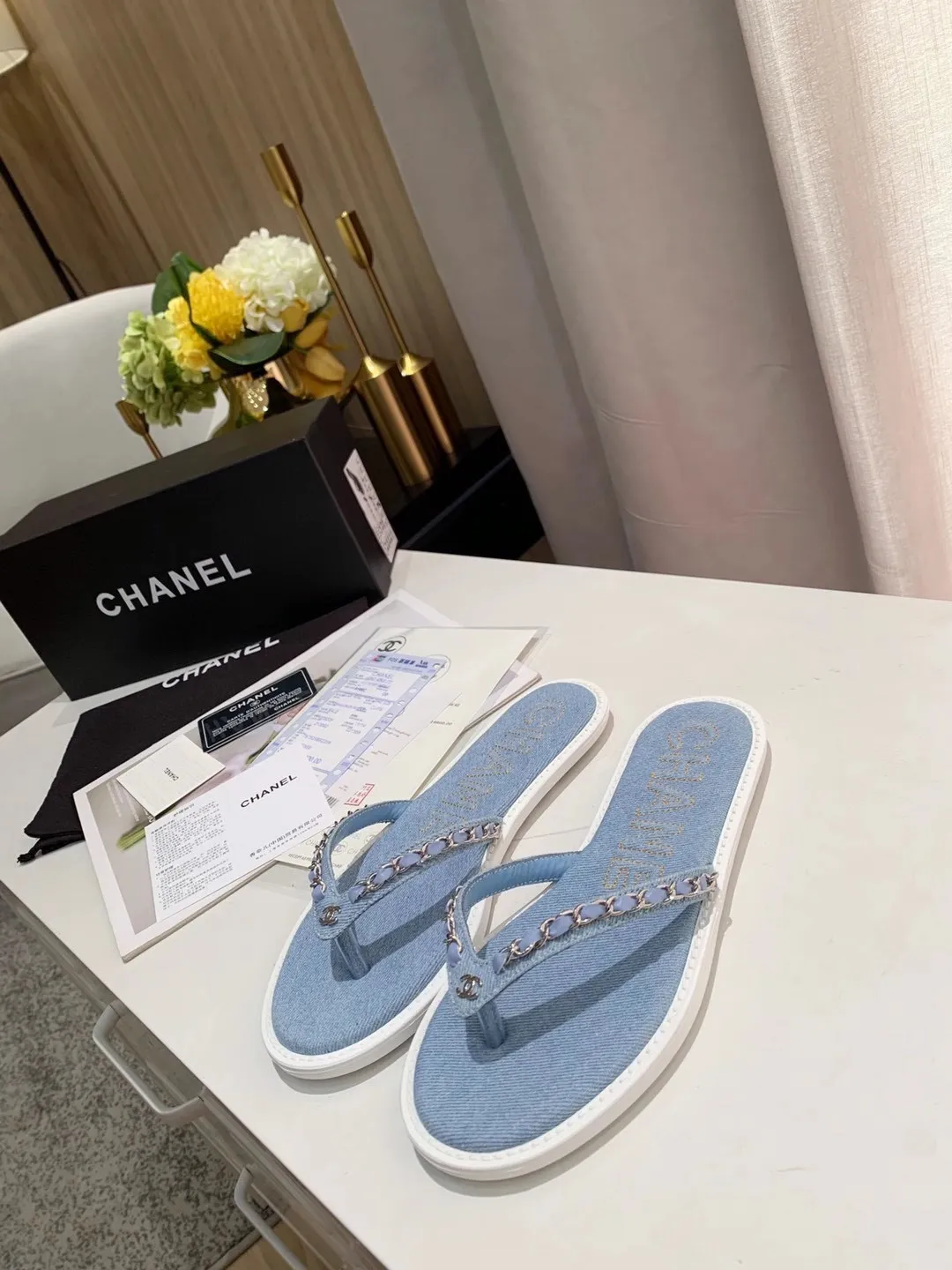 出厂价：130元 Chanel 春季新款 牛仔 链条人字拖鞋✅ 首发这个鞋我真心的心动💓 第一眼[惊讶]看到就喜欢，颜色清晰又仙气😊 而且有Chanel 家的经典元素链条搭配独家 进口牛皮🐂 颜色：牛仔蓝、深蓝 码数：35&mdash;40 （41可定做不退换） 大底：橡胶大底（防滑耐磨） 包装：配卡片、布袋、小票。