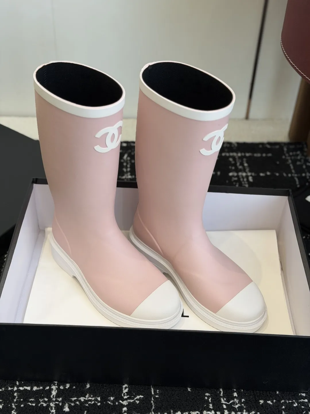 代购级💰270 CHANEL香奈儿26ss 大爆款雨靴！ 入手一款本季颜值爆表雨靴，国内专柜个位数限量，不是vic完全是拿不到的 我真是太幸运了，真是大爱这雨靴我太喜欢了，上脚软软糯糯，太太太太太舒服了，很修饰腿型超级显腿长，全网最好穿的雨靴！ 专柜以7800购入！！！全网独家开模定制，历经1个月调整还原正品级，秒杀市场面上的所有货品！！ Size：#35-41（40 41定做不退换）