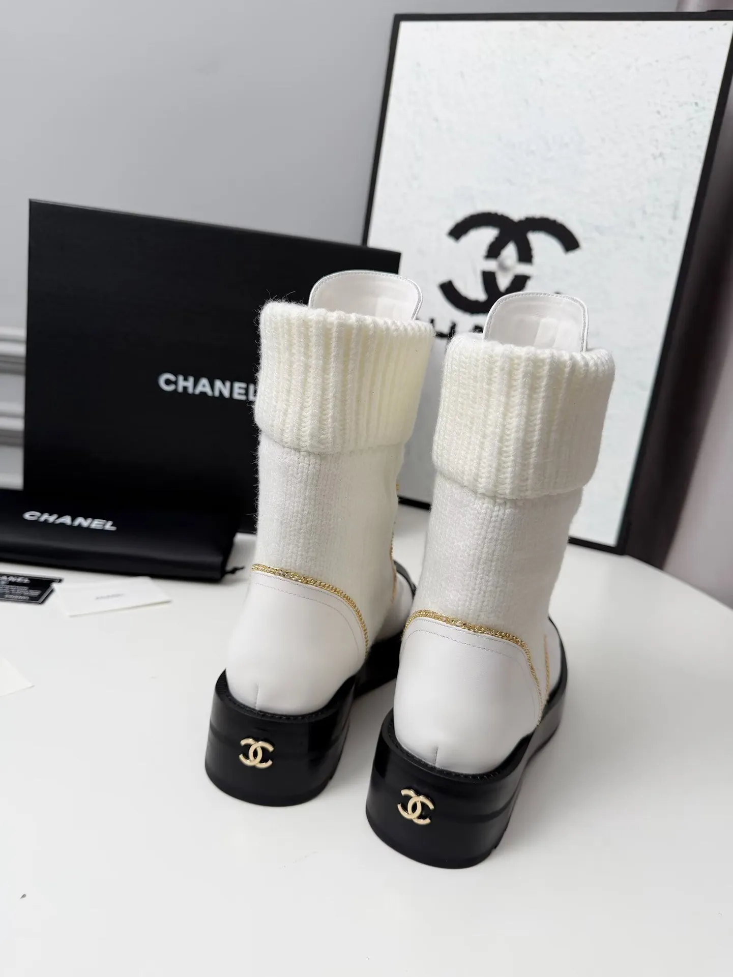 出厂价：330元 秋冬新款Chanel 香奈儿 踝靴原版开模✅ 绑带设计穿脱超级方便，鞋头Logo电绣 鞋舌也是金属品牌Logo 面料：牛皮 内里/垫脚：牛里 采用组合大底制作 颜色：黑色、蓝色、白色（5个版面任选） 码数：35&mdash;42（41、42头需定做） 包装：布袋 卡片