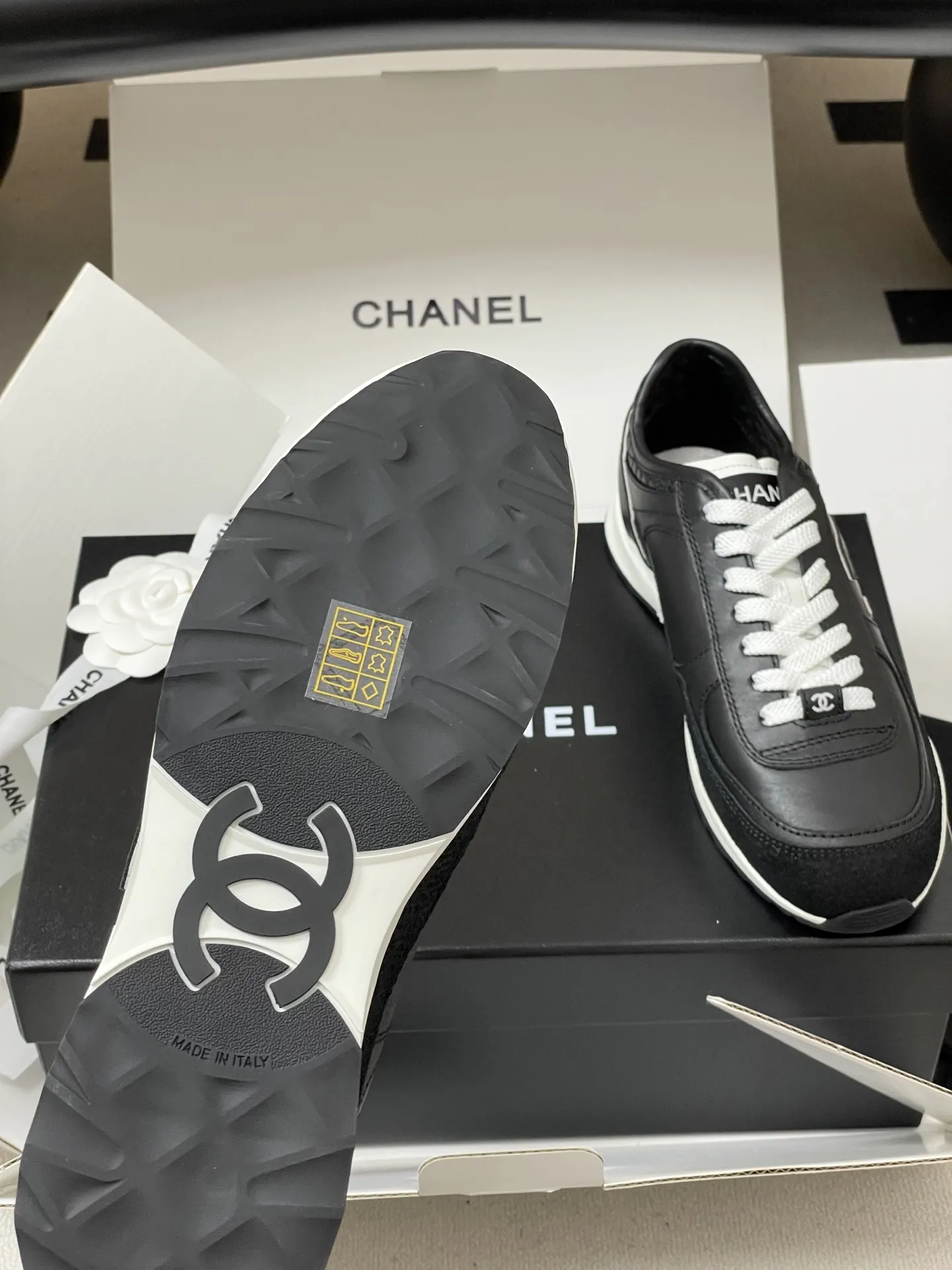 p380-莞产(配高档飞机盒✈️) Chanel 小香 25P德训鞋 经典大双C侧标休闲鞋黑白熊猫拼色系带运动鞋 简约的黑白熊猫配色,永不过时,微微尖的德训鞋头更显脚瘦,小牛皮面跟反绒材质的碰撞,时尚,非常上脚舒适!经典的黑白配色,真的是春夏穿搭的神器,跟上潮流的休闲运动,配色鞋型都很轻盈,透气又舒服,显白效果满满 而且版型比以前任何一款都更秀气出众!美丽的德训Nice shoes 鞋面:定制小牛皮 内里:小羊皮 鞋垫:透气环保鞋 鞋底:原版开模TPU组合大底 码数:35-39(40定做不退换)