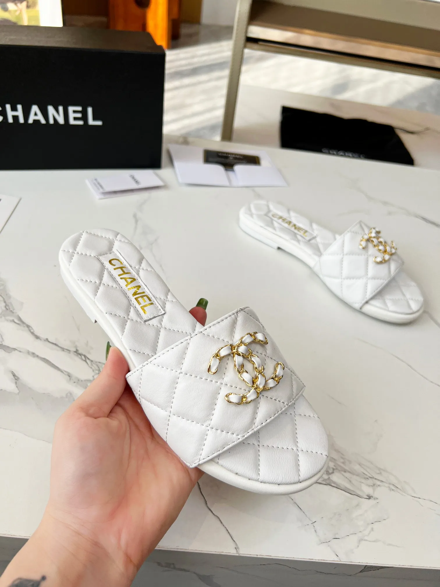 CHANEL2023小香新款经典拖鞋👡 👄原版1:1开模双C logo🧡散发持久魅力小香凉鞋👡生动知性优雅👥衬托出女性独有的美丽👩&zwj;🦰 面料：羊皮 内里：进口羊皮 垫脚：羊皮，大底：橡胶大底（真皮大底） 颜色：黑色/杏色 /白色，码数：35-40（41-41定制不退不换） 出厂价：真皮大底210，橡胶底170