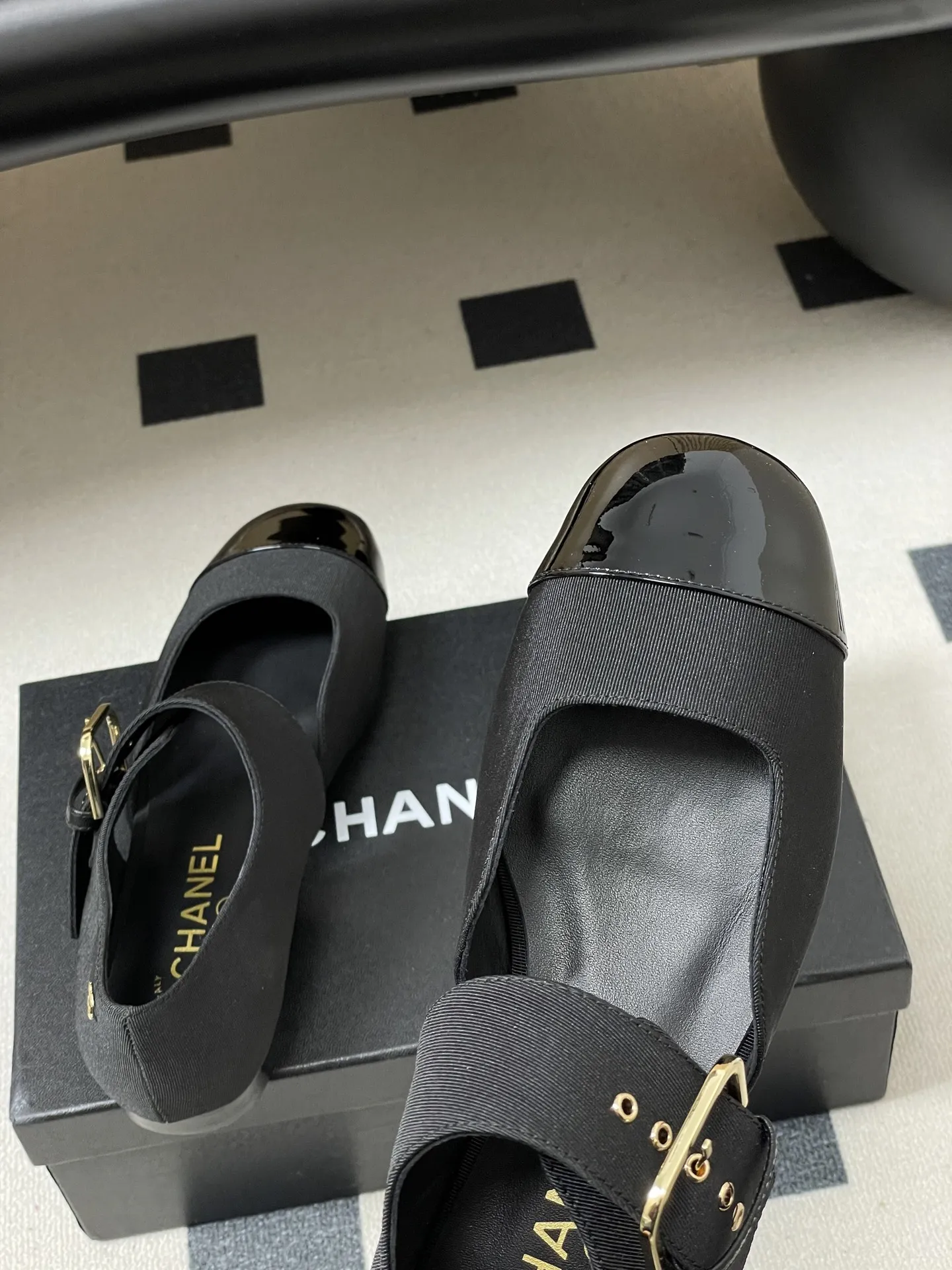 p270- 2026春夏新款Chanel小香26P 经典双拼色方头玛丽珍鞋皮带扣中空平底芭蕾舞单鞋 金属扣带设计,简约复古又时髦。平底舒适,日常通勤或休闲都能轻松驾驭。织物柔软,漆皮光泽感满满,细节精致,品牌感十足。玛丽珍鞋经典优雅,裙装裤装都能搭,轻松切换多种风格,是实用又百搭的时尚单品! 鞋面:定制罗纹缎/羊皮 内里垫脚:羊皮 鞋底:意大利真皮大底 码数:35-39(40.41定做不退换)