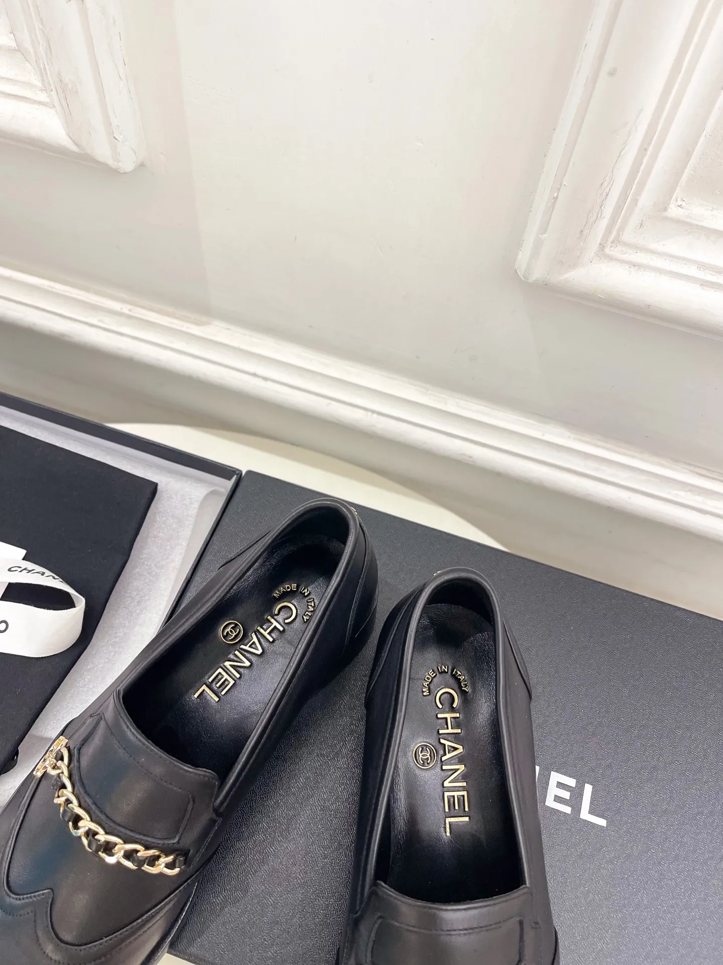 𝐂𝐇𝐀𝐍𝐄𝐋 | 小香 25𝐬𝐬 🦋2025秋冬新品 专柜经典走秀款 小香双C链条半拖乐福鞋 系列上新〰 🍬 BS时尚圈的绝绝子 搭配将演绎着细致 极简 永不褪去的经典元素 💋展现与众不同的穿搭风格美到无话可说 夏季必入款…… ━━━━━ ЅᏇєєt ━━━━━ ▪️鞋面:高定制原版小牛皮 ▪️内里:进口丝绸羊皮里 ▪️大底:原版意大利真皮大底 ▪️跟高:3.5cm ▪️鞋码: 35-39(40.41定制不退换) ▪出厂价:半拖💰280、乐福鞋💰290