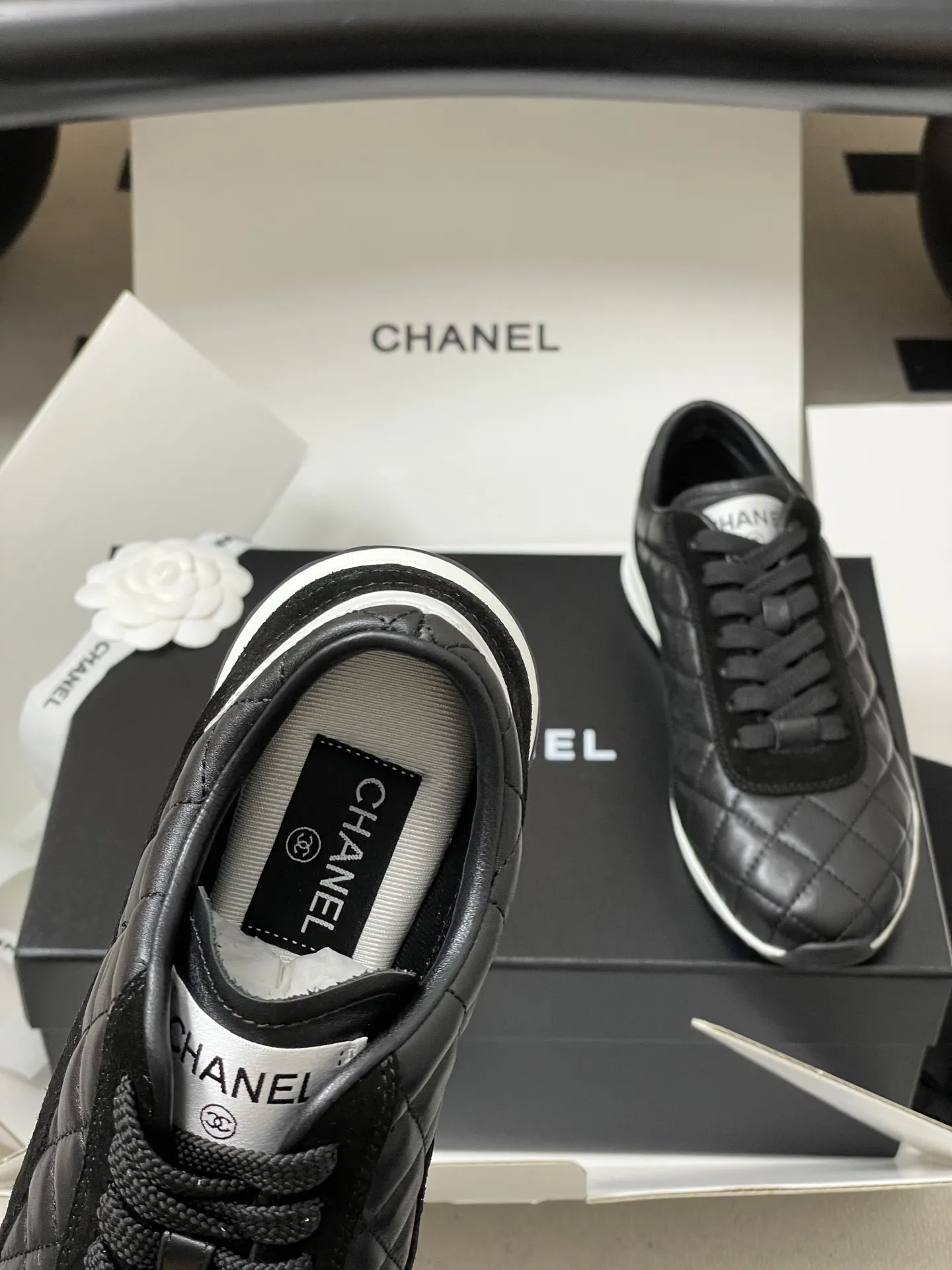 p370-莞产(配高档飞机盒✈️) Chanel 小香 26C早春新款经典菱格系带运动鞋双C微标德训鞋休闲小白鞋 26c菱格运动鞋混搭神器Chanel Sneaker菱格纹绗缝设计,这是香奈儿最经典的标志之一 鞋面堪称点睛之笔,羊皮菱格纹肌理极具质感,羊皮材质打造的菱格颗粒饱满立体,每一个菱格的纹路都充盈且富有弹性,手触上去能清晰感受到皮革的软糯与菱格的挺括,经典的绗缝工艺让菱格的轮廓线条利落又圆润,再搭配鞋侧低调的双C标识,既保留了香奈儿标志性的优雅! 鞋面:定制小羊皮/牛反绒 内里:小羊皮 鞋垫:透气环保网布 鞋底:原版开模双色TPU组合大底 码数:35-39(40定做不退换)