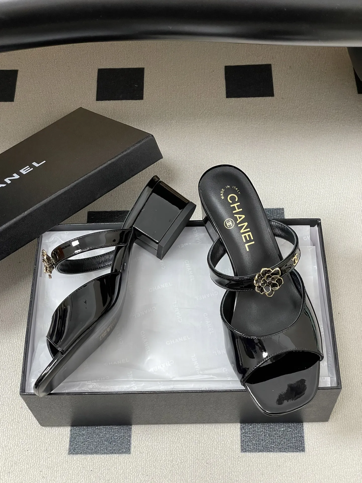 p250- 26Ss春夏新款Chanel 小香26最新走秀款 经典双C扣山茶花一字拖鞋高跟凉拖鞋方头鱼嘴双带粗跟凉拖鞋 C家经典山茶花设计,温柔风一整个拿捏了!夏天该有的气息 一字拖必备单品,上脚慵懒舒适! 每一片花瓣都是皮革手工制作,对于材质毫不含糊,非常注重质感细节的一款。 鞋面:牛漆皮 内里垫脚:羊皮 跟高:7.5cm/4.5cm 鞋底:意大利真皮大底 码数:35-39(40.41定做不退换)