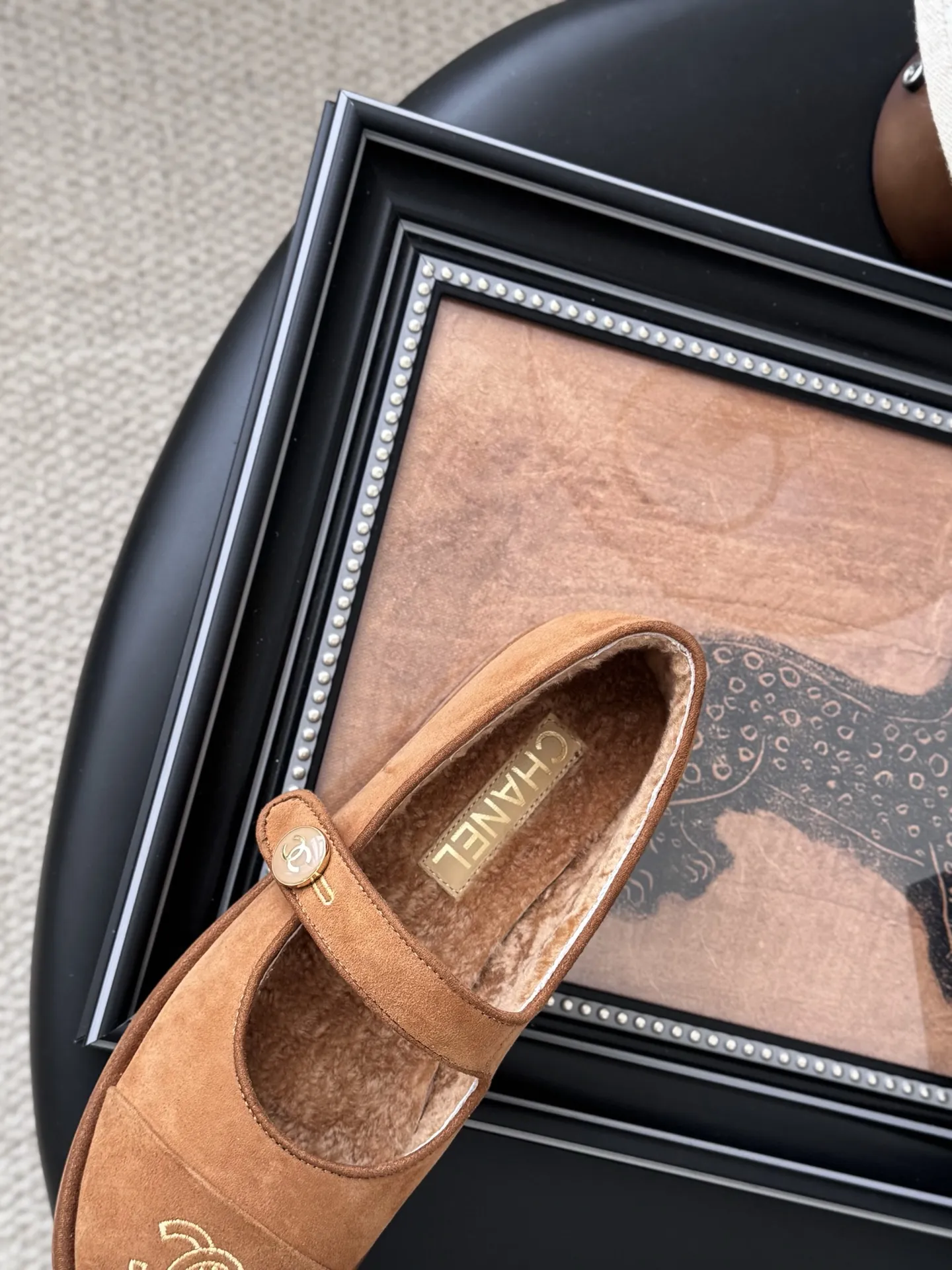 P 250 Chanel 25B秋冬新款毛茸茸玛丽珍单鞋 泰迪毛毛鞋 很舒服诶 美拉德棕色还是很适合秋冬的~ 鞋面麂皮/牛皮 内里皮毛一体 真皮大底 Size:35-39 其他码数定做