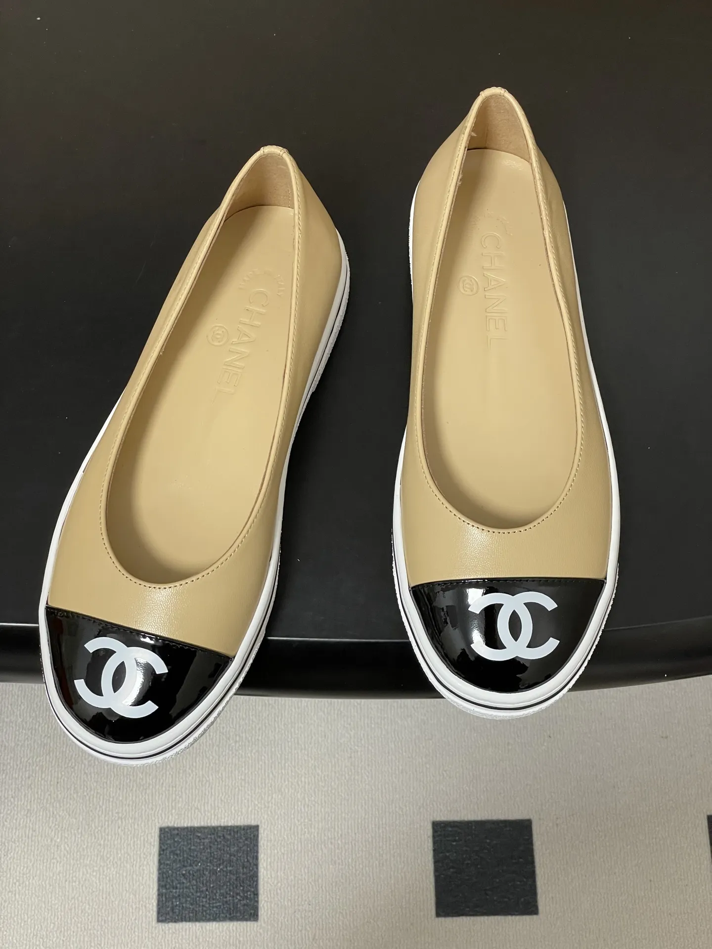 p250- 2026早春新款Chanel 小香26P 休闲玛丽珍奶奶鞋经典大双C logo拼色浅口单鞋 26P爆款果然名不虚传,又美又好穿,这波必须冲! 第一眼看似普通 上脚效果直接拉满 完全超出预想 超美 超舒服 试穿直接被拿捏,脚感轻软到像踩在云朵上,走路不累、支撑感满分。 日常暴走都毫无压力,颜值与舒适度双在线的王炸款! 经典配色 ➕双C 大Logo 随意一搭 高级感满满 设计师大胆的将休闲鞋底➕时装小单鞋的鞋面 完美融合在一起 保留了舒适的同时又将甜酷风演绎得淋漓尽致 随便一搭 立马跃升为时尚达人! 鞋面:定制羊皮 内里垫脚:羊皮 鞋底:开模橡胶大底 码数:35-39(34.40.41.42定做不退换)