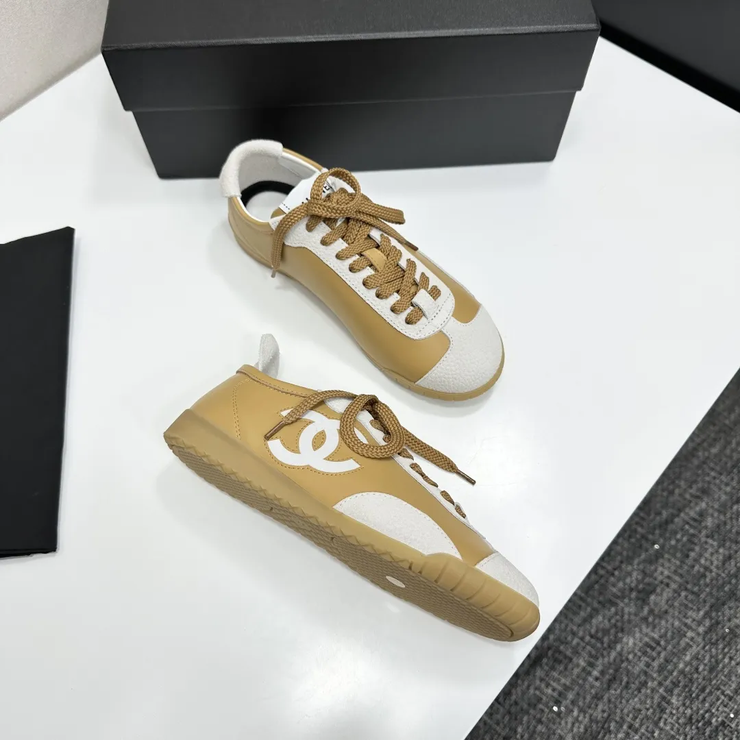 高版本 CHANEL香奈儿新款熊猫板鞋熊猫鞋 香奈儿2026ss火爆熊猫鞋🐼配色厚底休闲运动鞋板鞋 专柜同步 专柜非常火爆 非常难买的一款鞋 全网最火的厚底熊猫鞋 可想而知小香控不可错过的 颜值与舒适并存的 简约百搭小白鞋 厚底增高超级百搭，闭眼入😍谁穿谁好看 鞋面：特殊材质➕头层牛皮 内里：进口网里 大底：原版橡胶大底 码数: 35-40（41 定做 P270