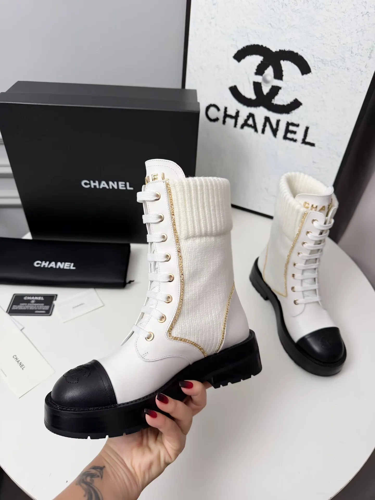 出厂价:330元 秋冬新款Chanel 香奈儿 踝靴原版开模✅ 绑带设计穿脱超级方便,鞋头Logo电绣 鞋舌也是金属品牌Logo 面料:牛皮 内里/垫脚:牛里 采用组合大底制作 颜色:黑色、蓝色、白色(5个版面任选) 码数:35—42(41、42头需定做) 包装:布袋 卡片