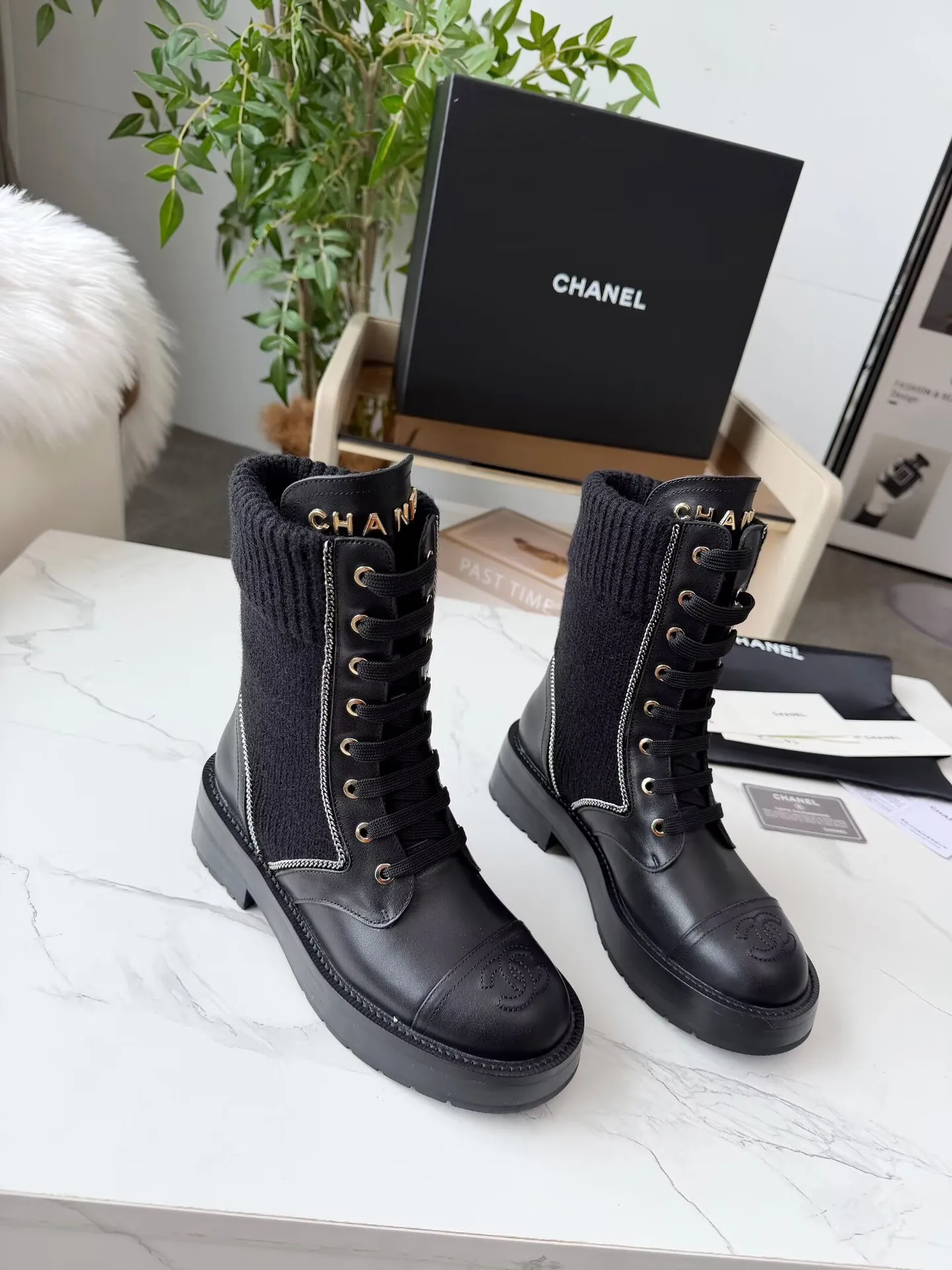出厂价：330元 秋冬新款Chanel 香奈儿 踝靴原版开模✅ 绑带设计穿脱超级方便，鞋头Logo电绣 鞋舌也是金属品牌Logo 面料：牛皮 内里/垫脚：牛里 采用组合大底制作 颜色：黑色、蓝色（3个版面任选） 码数：35&mdash;42（41、42头需定做） 包装：布袋 卡片