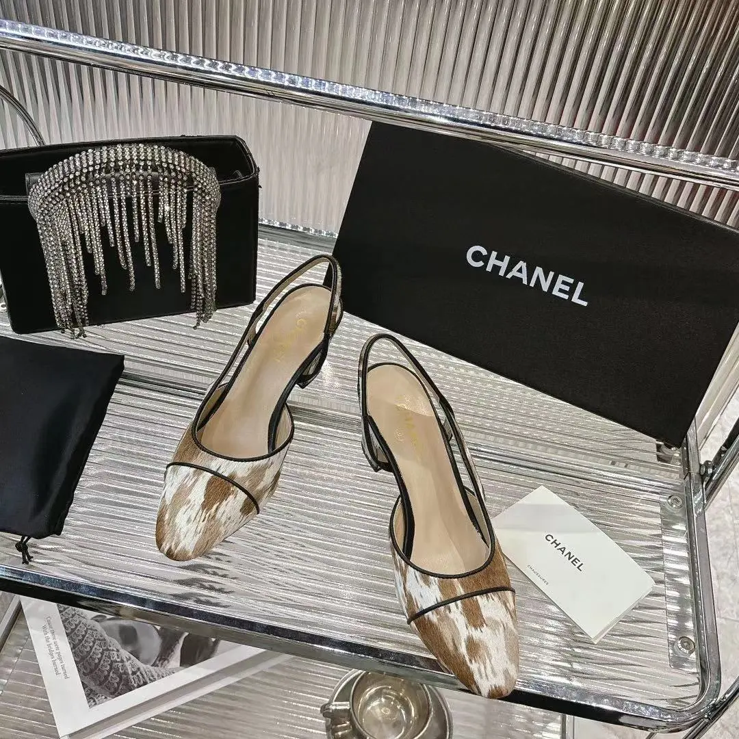 💫💫26春夏必备奢牌拖鞋！Chanel链条设计自带高光，经典双C标识彰显身份，小香风的精致感藏都藏不住～ 休闲不随意，精致不浮夸，日常通勤、周末约会都能穿，上脚轻盈无负担，细节处尽显匠心，时髦精的夏日氛围感全靠它撑场✨ 🔺面料:马毛➕羊皮内里 🔺码数：35-40码（41、42订做不退换） 🔺跟高：6.5cm 🔺出厂价：240元