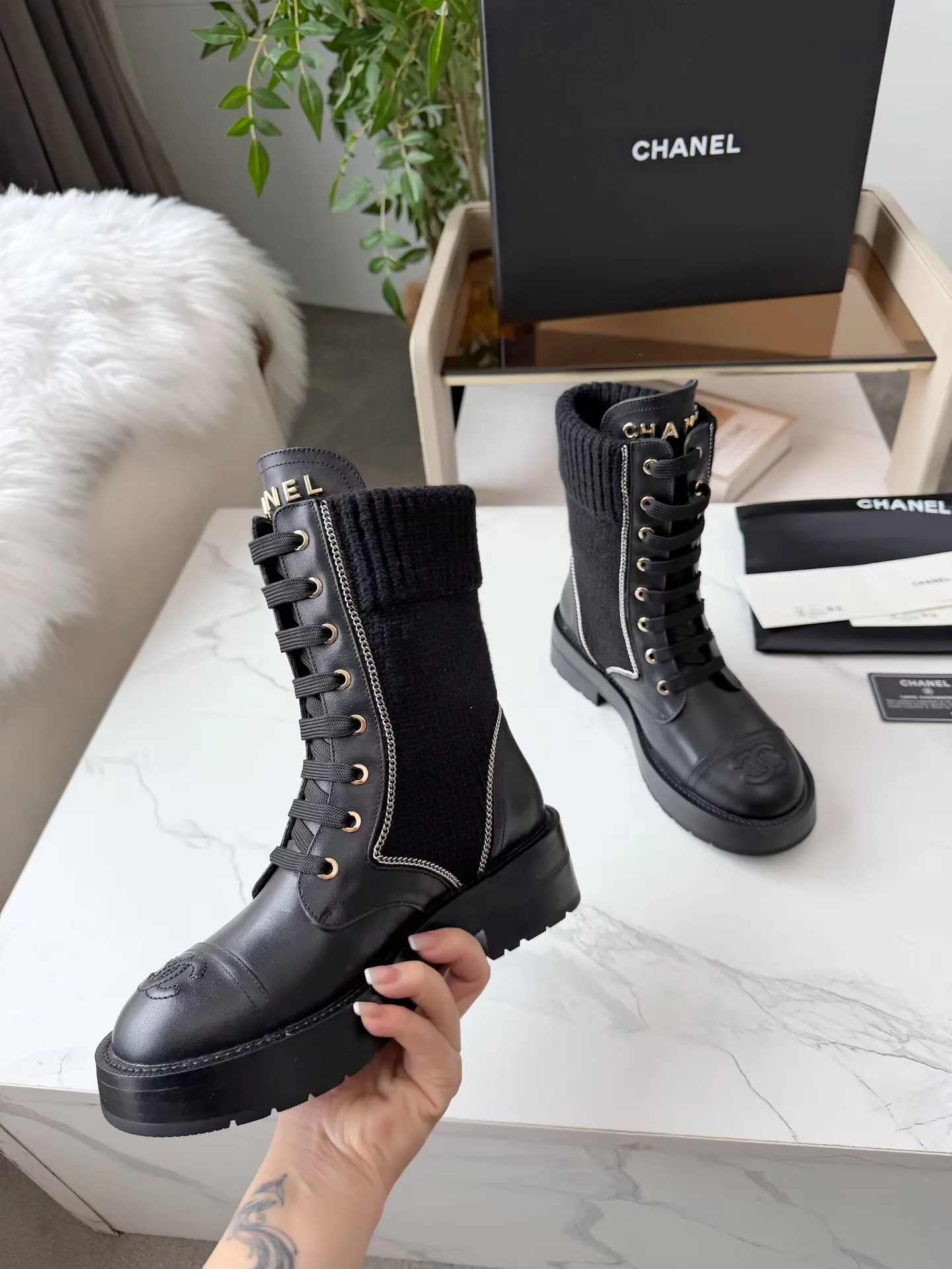 出厂价:330元 秋冬新款Chanel 香奈儿 踝靴原版开模✅ 绑带设计穿脱超级方便,鞋头Logo电绣 鞋舌也是金属品牌Logo 面料:牛皮 内里/垫脚:牛里 采用组合大底制作 颜色:黑色、蓝色(3个版面任选) 码数:35—42(41、42头需定做) 包装:布袋 卡片