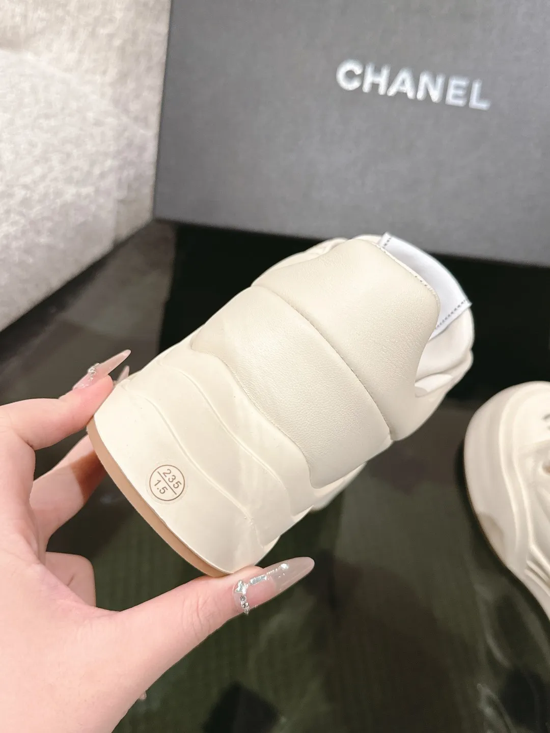 Chanel 25C 春夏专柜新款休闲运动鞋 天花板顶级品质[得意] 这款靴子真的是小个子福星，厚底5cma 更精致一点 ，显腿瘦，关键是上脚很舒服 鞋面：进口牛皮 内里：羊皮里 大底：正品开模tpu大底～跟高5cm Size：35-40（41订做不退换）单鞋P300