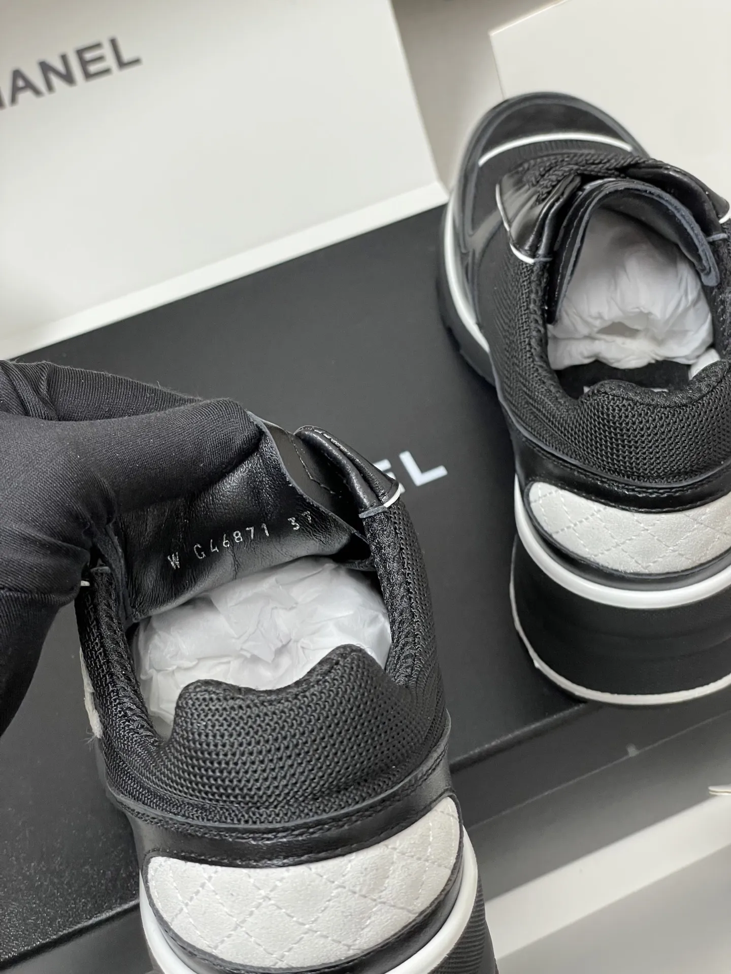 p380-莞产(配高档飞机盒✈️) Chanel 小香 25K高跟运动鞋经典大双C侧标休闲鞋黑白熊猫拼色系带运动鞋 黑白配色超经典,羊皮+织物拼接,侧面双C logo,品牌感满满+,橡胶鞋底耐磨防滑,内里羊皮柔软舒适,秋冬穿超暖和。圆头设计不挤脚,通勤休闲都OK! 挖到宝了!香奈儿黑白高帮鞋太绝了👍黑白交织的法式优雅。脚下的格调,是香奈儿给的。黑白高帮板鞋把法式优雅和街头潮流揉在一起,每一处细节都藏着匠心。日常出街踩上它,随便搭都有范儿~ 鞋面:定制小牛皮/牛反绒拼接网布 内里:小羊皮 鞋垫:透气环保布 鞋底:原版开模双色TPU组合大底 跟高:6cm 码数:35-39(40定做不退换)