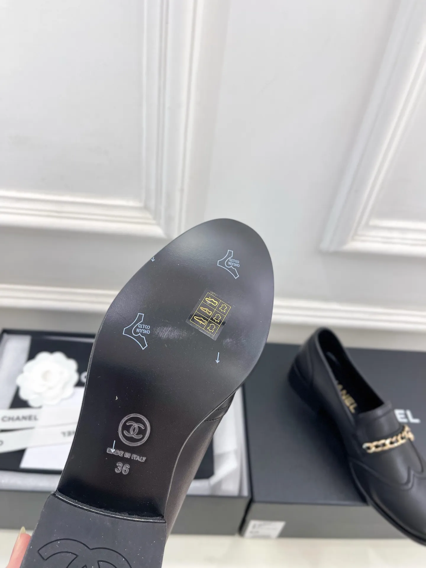 𝐂𝐇𝐀𝐍𝐄𝐋 | 小香 25𝐬𝐬 🦋2025秋冬新品 专柜经典走秀款 小香双C链条半拖乐福鞋 系列上新〰 🍬 BS时尚圈的绝绝子 搭配将演绎着细致 极简 永不褪去的经典元素 💋展现与众不同的穿搭风格美到无话可说 夏季必入款…… ━━━━━ ЅᏇєєt ━━━━━ ▪️鞋面:高定制原版小牛皮 ▪️内里:进口丝绸羊皮里 ▪️大底:原版意大利真皮大底 ▪️跟高:3.5cm ▪️鞋码: 35-39(40.41定制不退换) ▪出厂价:半拖💰280、乐福鞋💰290