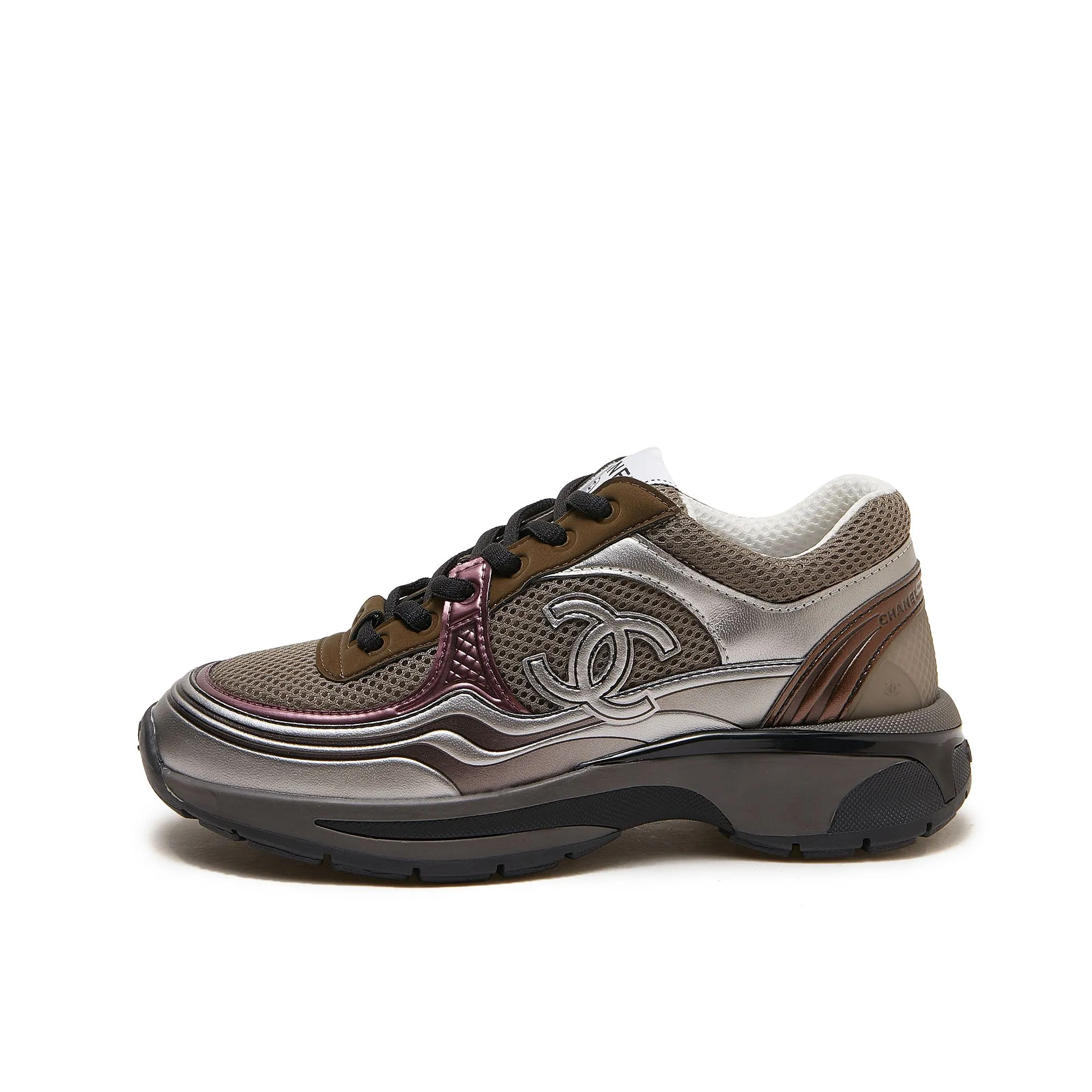 p290Chanel香奈儿——2023专柜顶级休闲款运动鞋 这款经典设计;鞋面多种工艺电绣的风格;大底却时尚运动;不平凡的拥入了多种配色元素…… 多元化混搭非常好看百搭,休闲,时尚,运动,户外都能兼顾…… ꫛꫀꪝ Go➫ 材料: ❶鞋面采用: 原版工艺制作+特殊布料 ❷内里采用: 原版进口透气网 ❸大底根据: 原版TPU组合大底 专柜精品包装全套男女35–46