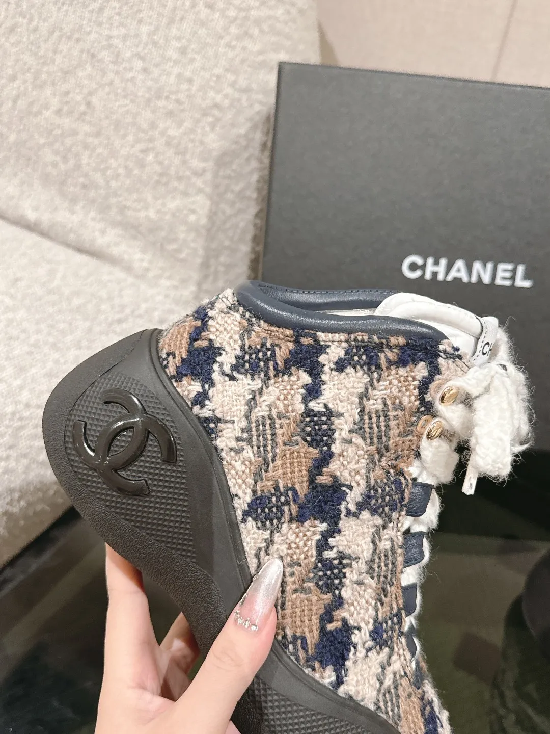 p300 Chanel 24K。秋冬火爆休闲鞋 秋冬宝藏时髦单品,必须要炫耀一下,专柜无敌火的一款,抵御冬日的寒冷定义冬季时尚,简直就是小香的灵魂,整个冬天可以天天穿,旅行滑雪🎿必备! 正品12800专柜购回,经过原单的大拆卸,采用进口羊皮,内里都采用环保羊皮里,有正品细节图对比参照,所有细节、材质均与原单无差异,官方目录: 码数:35-40 41定做均配有顶级包装