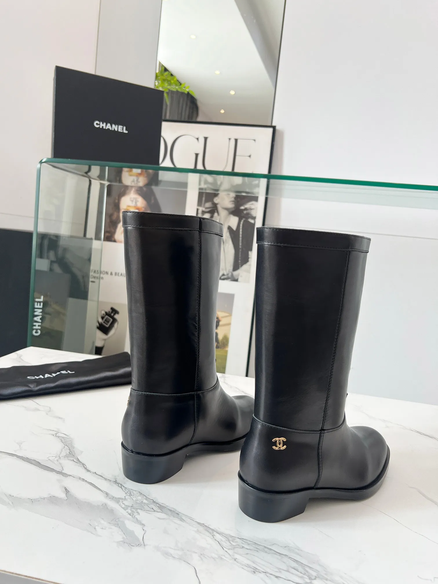 顶级品质🔥Chanel 香奈儿25秋冬小香麂皮拼色一脚蹬骑士中靴高靴！复古风靴子西部牛仔靴！ 独特的西部靴筒设计 流畅的曲线，不规则的边缘如同旷野中的自由线条！带着随性洒脱的味道。让每一步都踏出不羁与精致！ 无论是搭配干练的西装裤 打造都市酷飒风 还是与飘逸的连衣裙相配 碰撞出刚柔并济的美感。亦或是配上牛仔裤 演绎原汁原味的西部风情！ 鞋面采用头层牛皮拼接麂皮 内里垫脚水染牛皮 码数:35-40（41定做不退换） 配原版包装 出厂价320