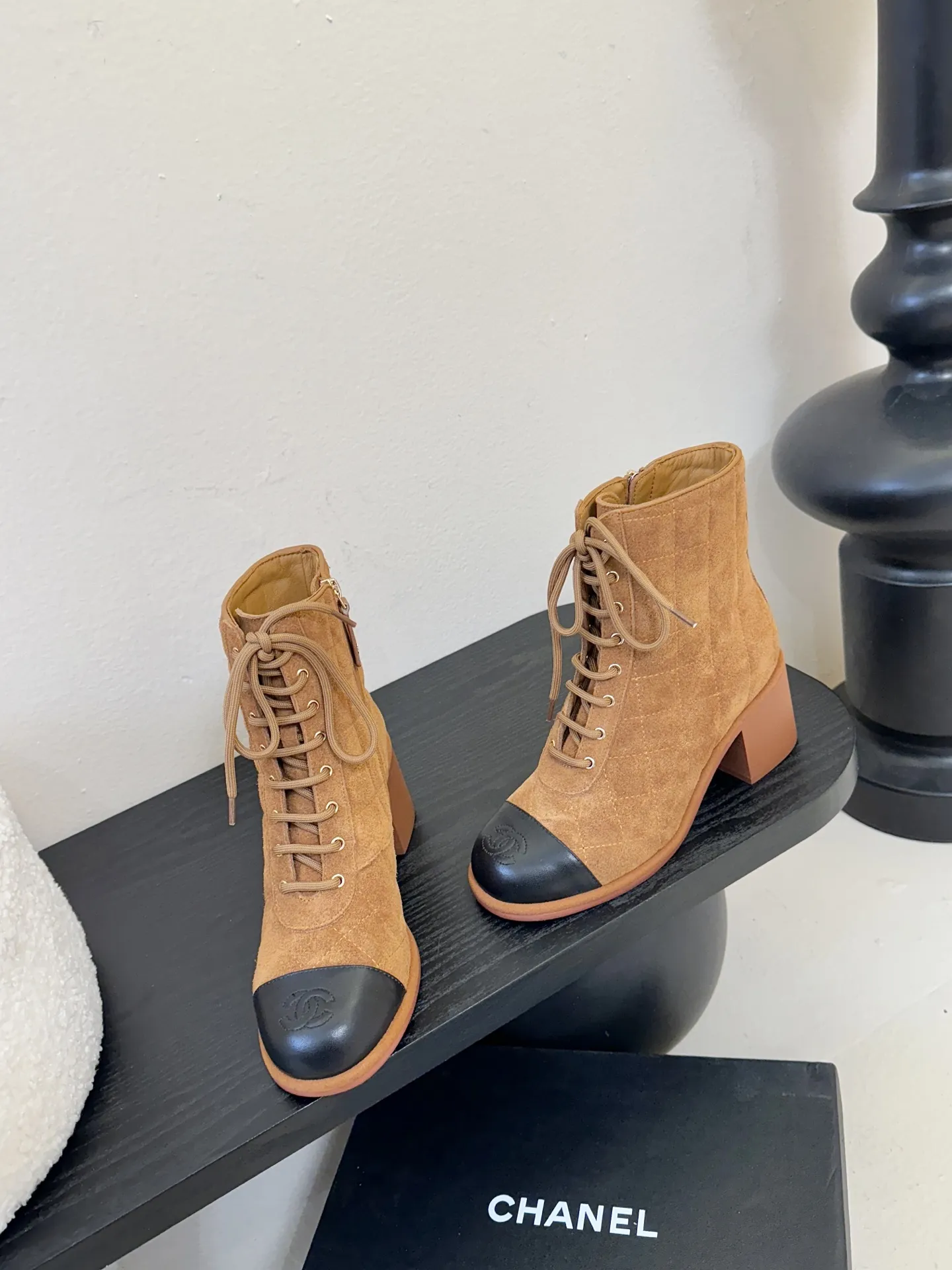 💰360 Chanel 香奈儿新款短靴‼️CHANEL官网同款， 香奈儿新款短靴，简约大方，此款时尚百搭脚感舒适， 鞋面：进口头层牛皮 内里：羊皮内里鞋底 真皮大底，跟高9cm 码数：35-39（40.41订做不退不换）