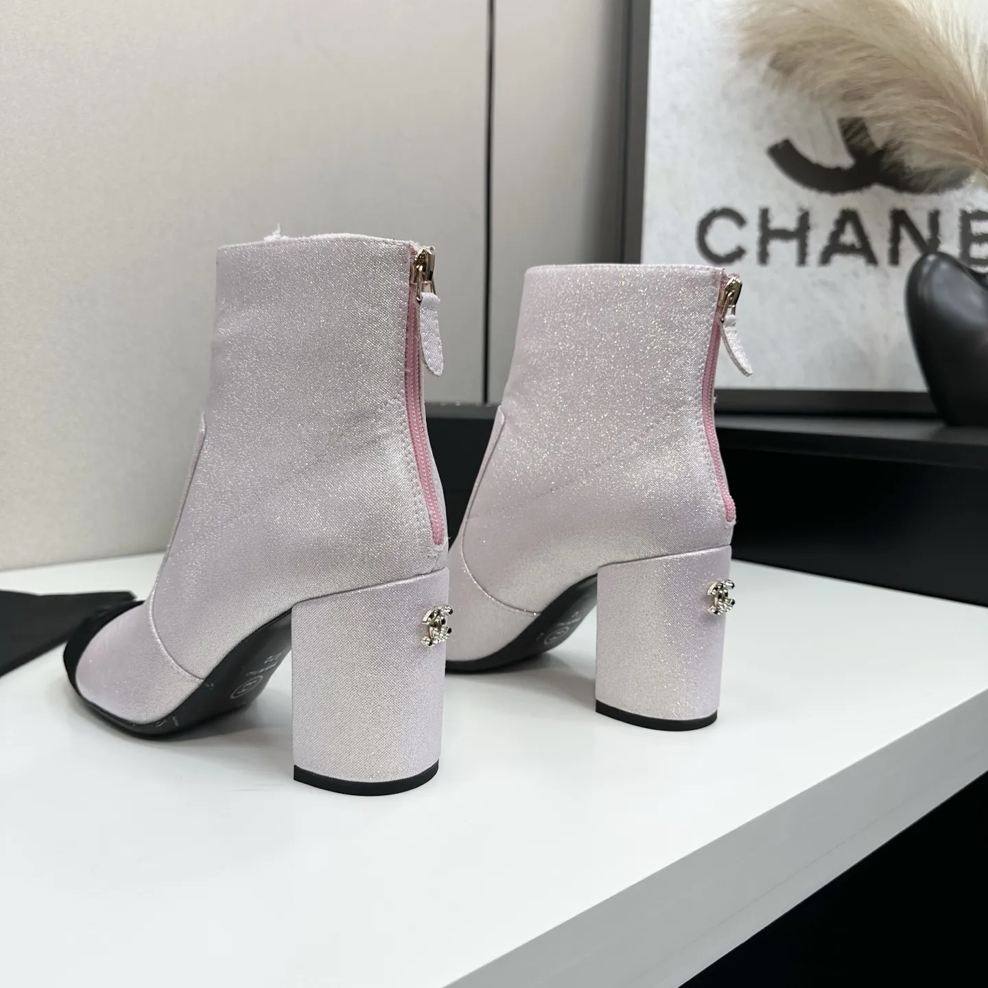 CHANEL香奈儿小香经典拼色粗跟后拉链短靴 这双靴子巧妙融合品牌标志性元素 以大胆而和谐的拼色设计 打破常规 鞋跟处精致的双C 低调奢华 彰显品牌底蕴 。 无论是搭配简约连衣裙展现优雅气质 还是与个性牛仔裤组合打造休闲时尚风 它都能轻松驾驭 为整体造型注入高级时尚感。 面料采用原版定制材质 内里垫脚均为羊皮 意大利进口真皮大底 size：35-39（40/41定制） P320