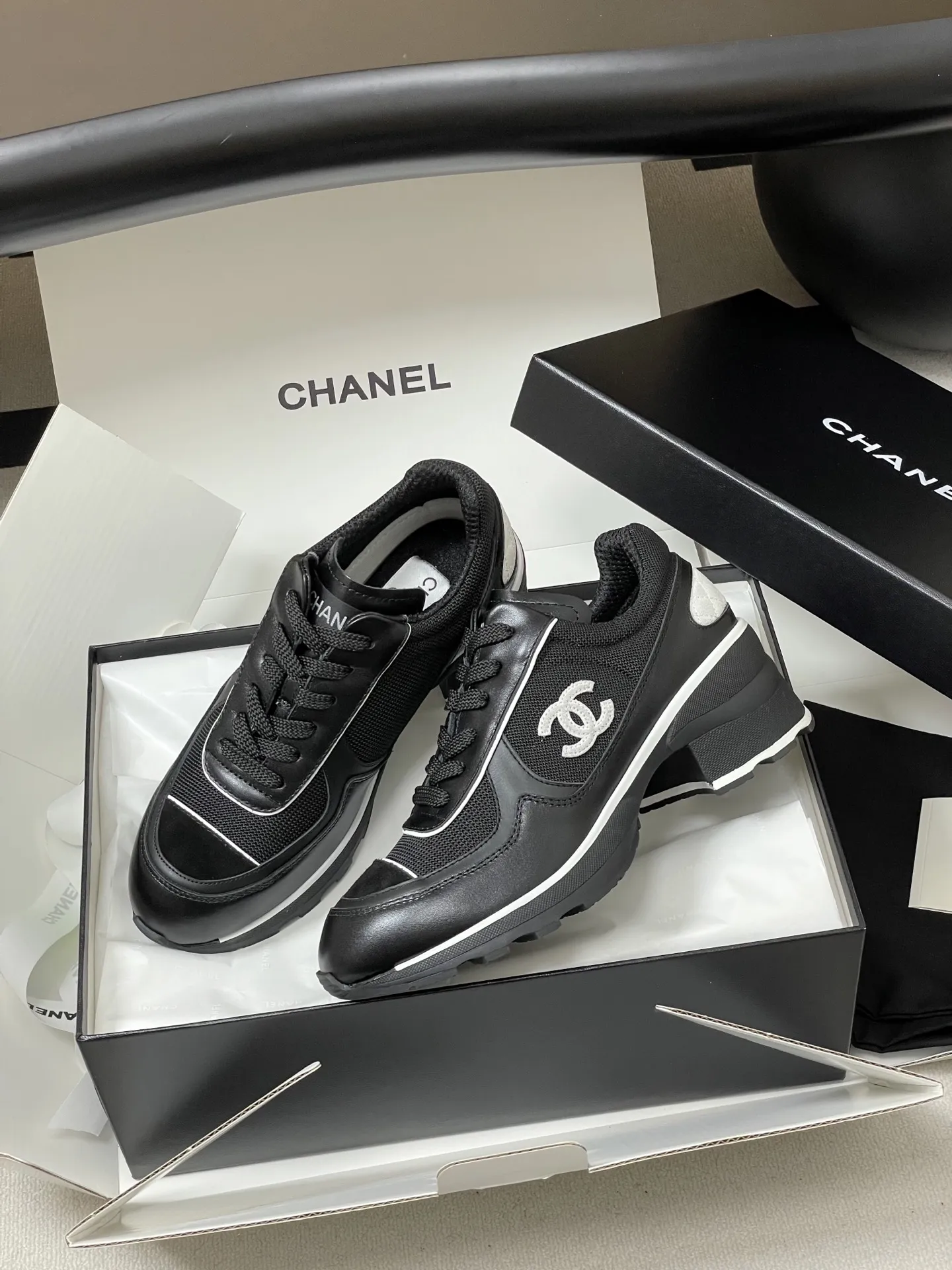 p380-莞产（配高档飞机盒✈️） Chanel 小香 25K高跟运动鞋经典大双C侧标休闲鞋黑白熊猫拼色系带运动鞋 黑白配色超经典，羊皮+织物拼接，侧面双C logo，品牌感满满+，橡胶鞋底耐磨防滑，内里羊皮柔软舒适，秋冬穿超暖和。圆头设计不挤脚，通勤休闲都OK! 挖到宝了！香奈儿黑白高帮鞋太绝了👍黑白交织的法式优雅。脚下的格调，是香奈儿给的。黑白高帮板鞋把法式优雅和街头潮流揉在一起，每一处细节都藏着匠心。日常出街踩上它，随便搭都有范儿～ 鞋面：定制小牛皮/牛反绒拼接网布 内里：小羊皮 鞋垫：透气环保布 鞋底：原版开模双色TPU组合大底 跟高：6cm 码数：35-39（40定做不退换）