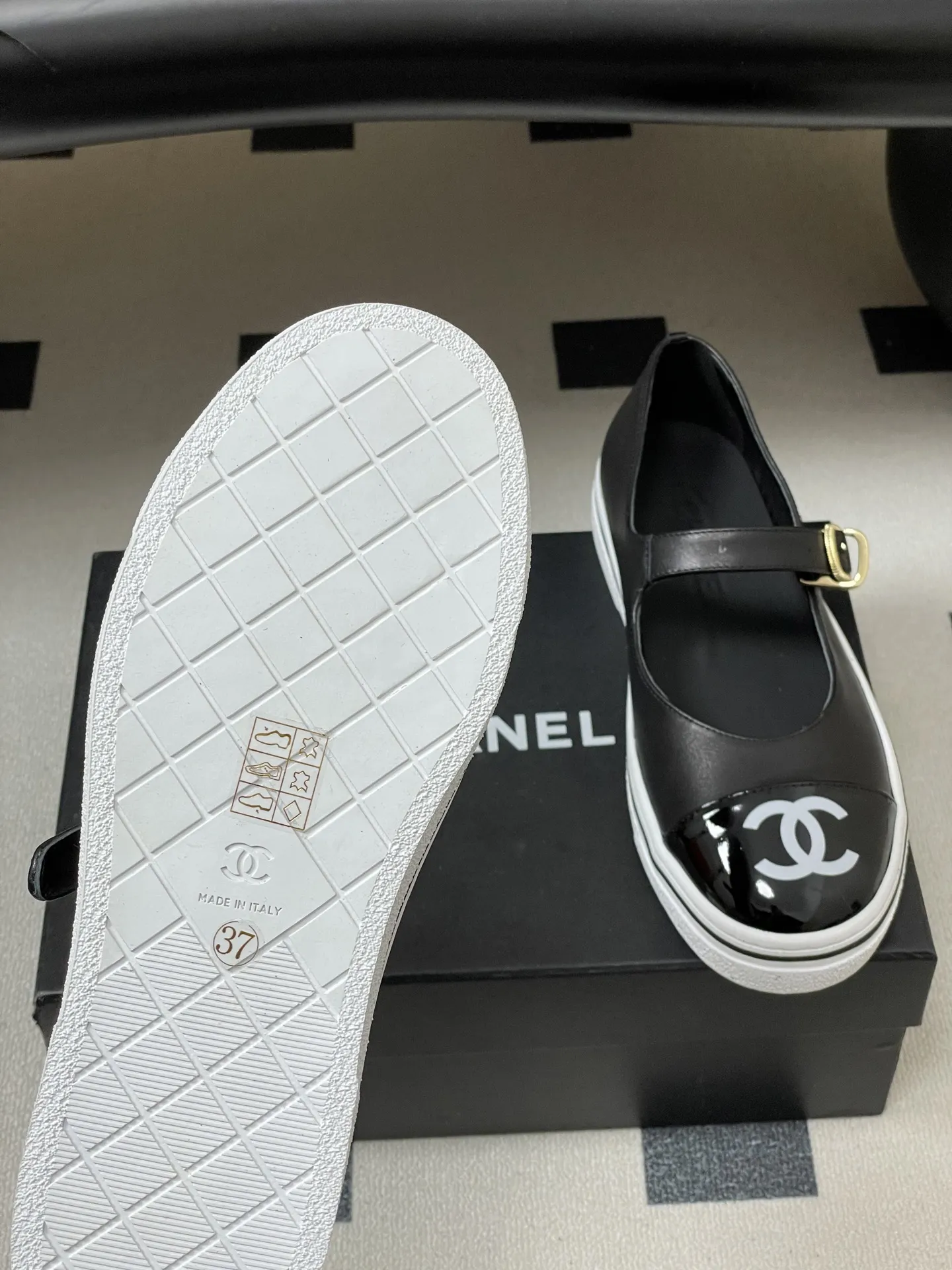 p260- 2026早春新款Chanel 小香26P 休闲玛丽珍奶奶鞋经典大双C logo拼色浅口单鞋 26P爆款果然名不虚传，又美又好穿，这波必须冲！ 第一眼看似普通 上脚效果直接拉满 完全超出预想 超美 超舒服 试穿直接被拿捏，脚感轻软到像踩在云朵上，走路不累、支撑感满分。 日常暴走都毫无压力，颜值与舒适度双在线的王炸款！ 经典配色 ➕双C 大Logo 随意一搭 高级感满满 设计师大胆的将休闲鞋底➕时装小单鞋的鞋面 完美融合在一起 保留了舒适的同时又将甜酷风演绎得淋漓尽致 随便一搭 立马跃升为时尚达人！ 鞋面：定制羊皮 内里垫脚：羊皮 鞋底：开模橡胶大底 码数：35-39（34.40.41.42定做不退换）