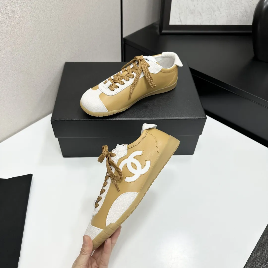 高版本 CHANEL香奈儿新款熊猫板鞋熊猫鞋 香奈儿2026ss火爆熊猫鞋🐼配色厚底休闲运动鞋板鞋 专柜同步 专柜非常火爆 非常难买的一款鞋 全网最火的厚底熊猫鞋 可想而知小香控不可错过的 颜值与舒适并存的 简约百搭小白鞋 厚底增高超级百搭，闭眼入😍谁穿谁好看 鞋面：特殊材质➕头层牛皮 内里：进口网里 大底：原版橡胶大底 码数: 35-40（41 定做 P270