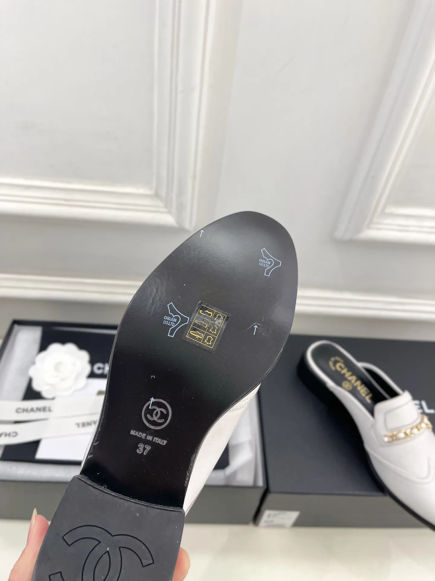 𝐂𝐇𝐀𝐍𝐄𝐋 | 小香 25𝐬𝐬 🦋2025秋冬新品 专柜经典走秀款 小香双C链条半拖乐福鞋 系列上新〰 🍬 BS时尚圈的绝绝子 搭配将演绎着细致 极简 永不褪去的经典元素 💋展现与众不同的穿搭风格美到无话可说 夏季必入款&hellip;&hellip; ━━━━━ ЅᏇєєt ━━━━━ ▪️鞋面：高定制原版小牛皮 ▪️内里：进口丝绸羊皮里 ▪️大底：原版意大利真皮大底 ▪️跟高：3.5cm ▪️鞋码: 35-39（40.41定制不退换） ▪出厂价：半拖💰280乐福鞋💰290