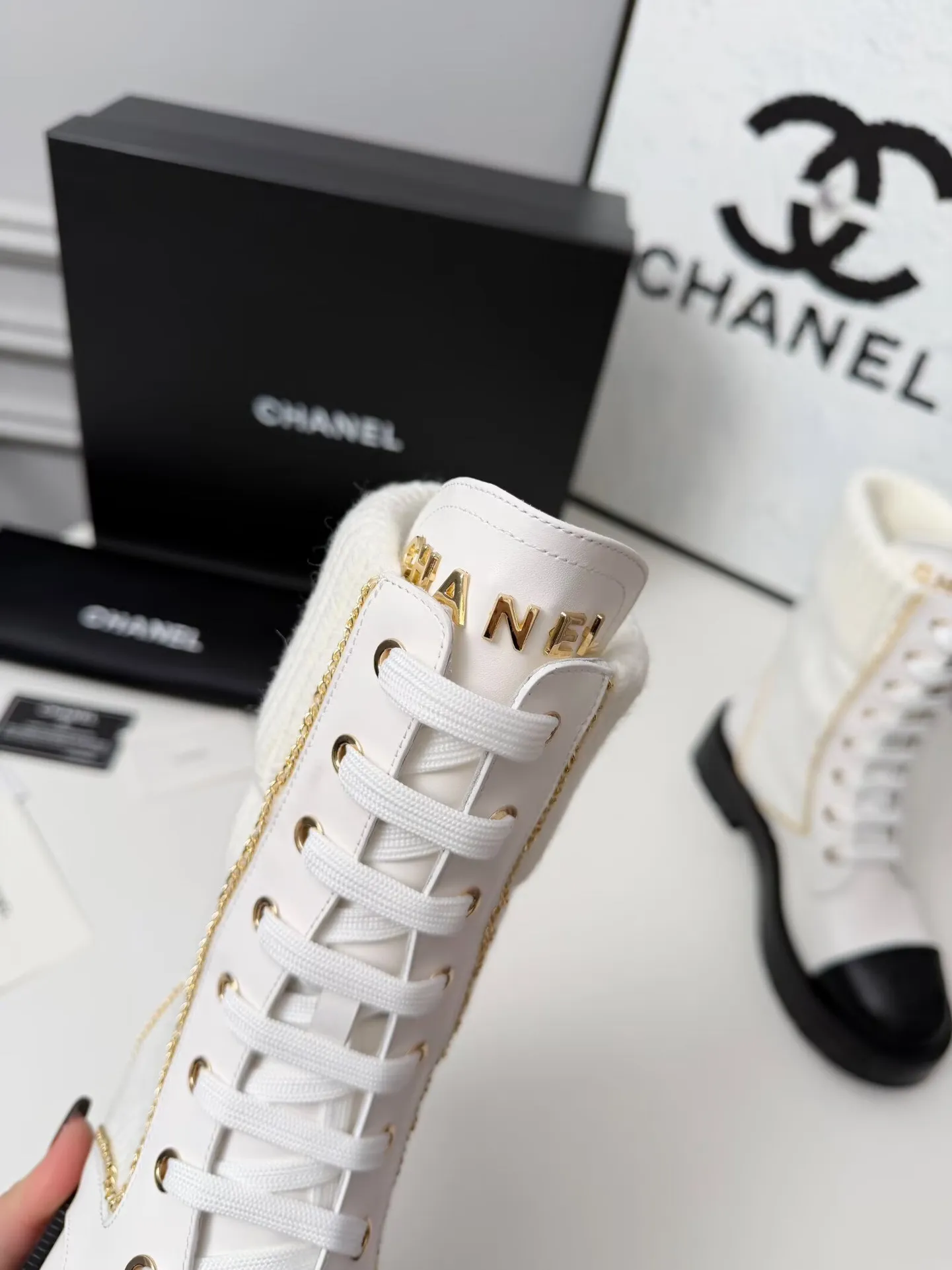 出厂价：330元 秋冬新款Chanel 香奈儿 踝靴原版开模✅ 绑带设计穿脱超级方便，鞋头Logo电绣 鞋舌也是金属品牌Logo 面料：牛皮 内里/垫脚：牛里 采用组合大底制作 颜色：黑色、蓝色、白色（5个版面任选） 码数：35&mdash;42（41、42头需定做） 包装：布袋 卡片