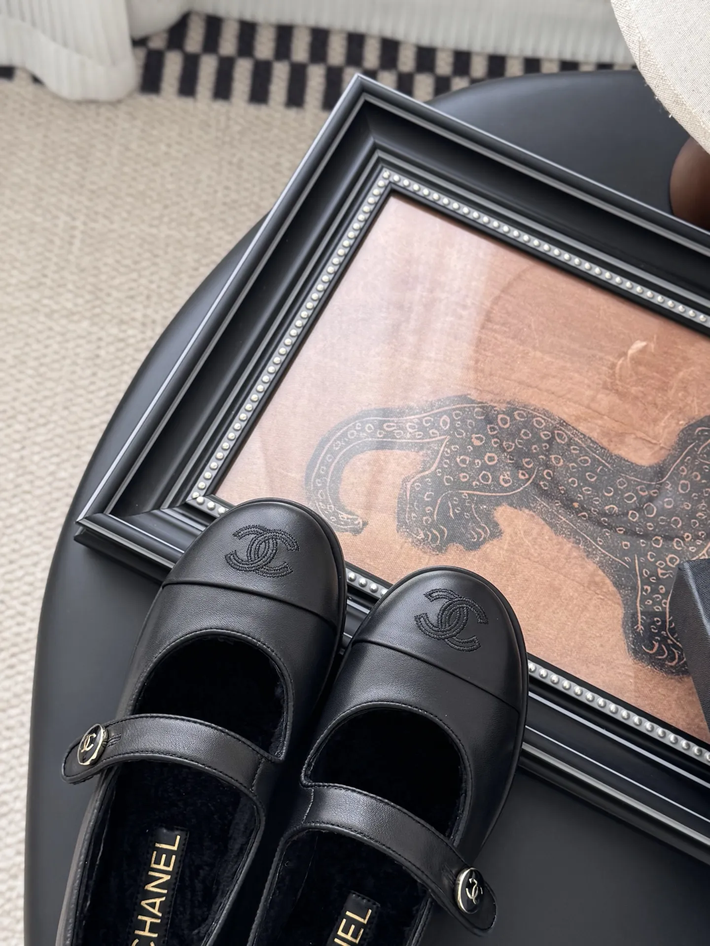 P 250 Chanel 25B秋冬新款毛茸茸玛丽珍单鞋 泰迪毛毛鞋 很舒服诶 美拉德棕色还是很适合秋冬的~ 鞋面麂皮/牛皮 内里皮毛一体 真皮大底 Size:35-39 其他码数定做