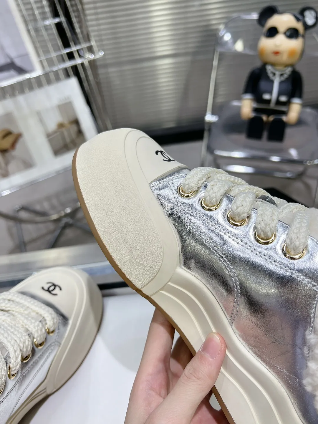 Chanel 25C 秋冬专柜新款马丁靴 天花板顶级品质[得意] 这款靴子真的是小个子福星，厚底5cma 更精致一点 ，显腿瘦，关键是上脚很舒服 鞋面：进口牛皮 内里：羊毛里 大底：正品开模tpu大底～跟高5cm Size：35-40（41订做不退换）P290