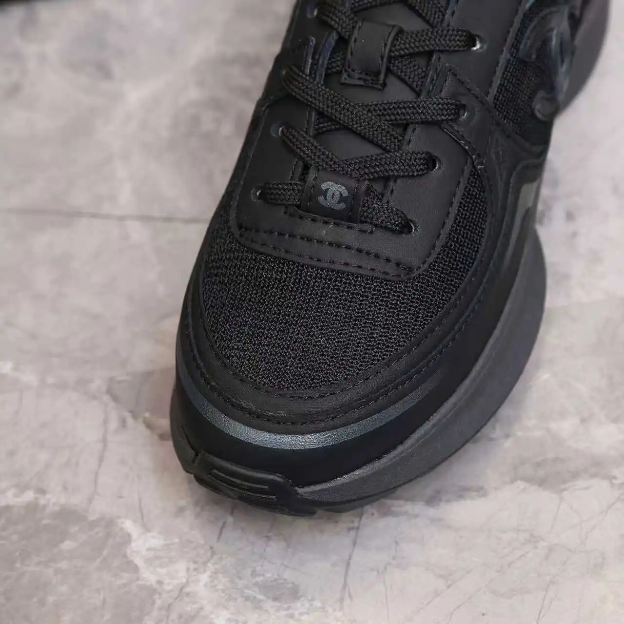 Chanel香奈儿——2025专柜顶级休闲款运动鞋 这款经典设计;鞋面多种工艺电绣的风格;大底却时尚运动;不平凡的拥入了多种配色元素…… 多元化混搭非常好看百搭,休闲,时尚,运动,户外都能兼顾…… ꫛꫀꪝ Go➫ 材料: ❶鞋面采用: 原版进口小牛皮+防雨丝网 ❷内里采用: 原版进口透气羊皮里 ❸大底根据: 原版TPU组合大底 专柜精品包装全套女35–41 男39-45 p280