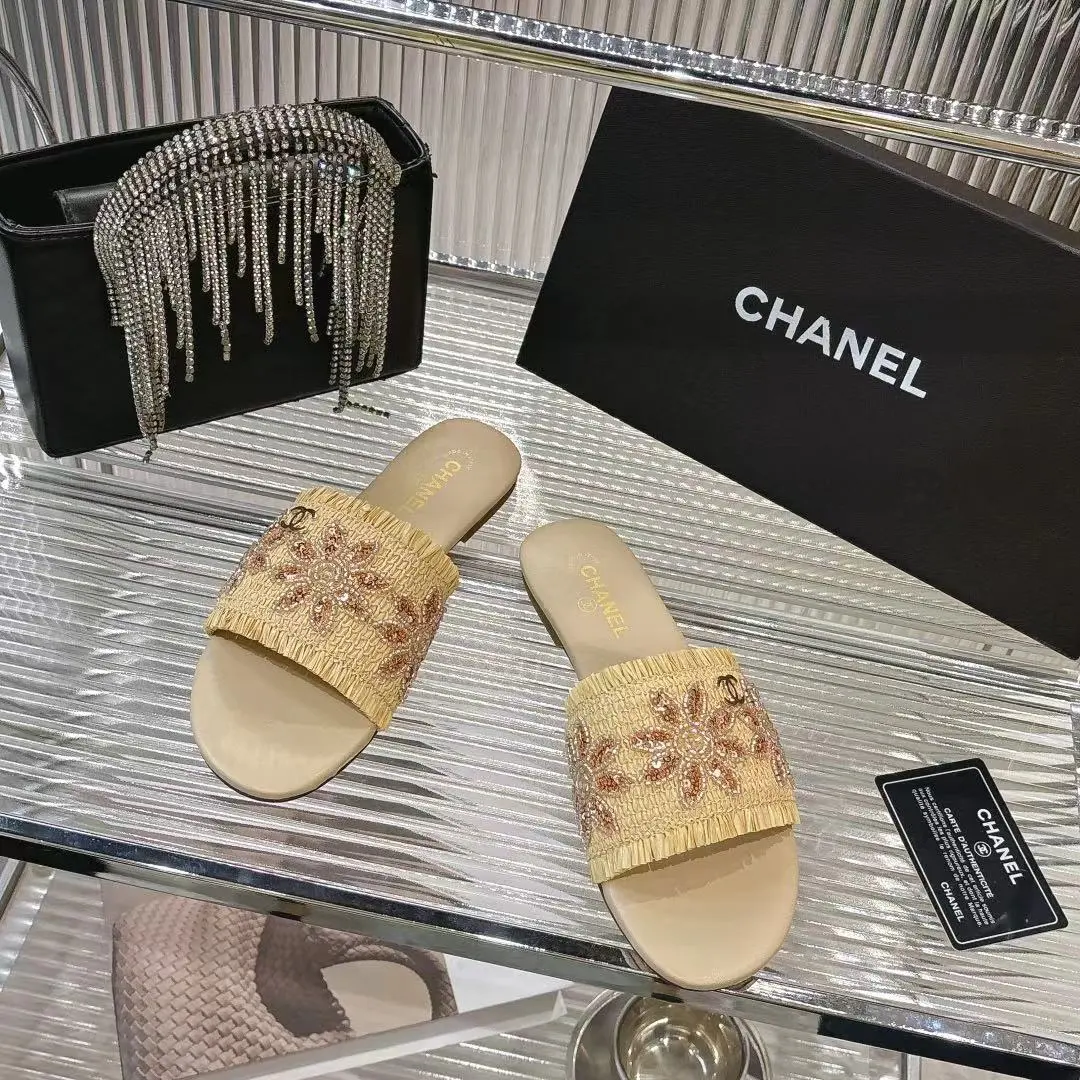 💫💫26春夏Chanel设计自带高光，经典双C标识彰显身份，小香风的精致感藏都藏不住～ 休闲不随意，精致好看，🤩上脚轻盈无负担，细节处尽显匠心，时髦精的夏日氛围感全靠它撑场✨ 🔺面料:定制草编 🔺颜色:杏色、黑色、白色 🔺码数：35-40码（41订做不退换） 🔺出厂价：220元