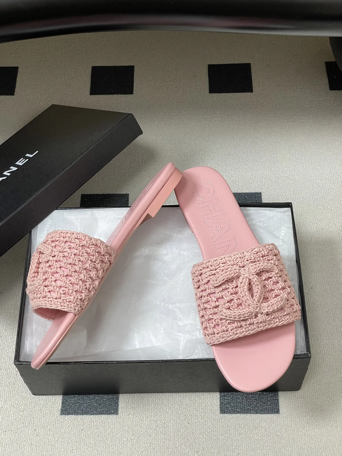 p260- 26Fw春夏新款Chanel香奈儿度假风小香针织刺绣经典双C logo平底凉拖鞋编织经典一字带拖鞋 鞋面装饰大双c标志,是小香的经典设计符号,兼具精致感与品牌辨识度。为平底一字拖,露趾+穆勒鞋型的设计简约舒适,平底结构适配日常休闲场景,一字带的造型也能修饰脚型。经典色系,百搭且能适配不同穿搭风格。 鞋面:混种羊皮/针织棉线 内里垫脚:羊皮 鞋底:意大利真皮大底 码数:35-39(40.41定做不退换)