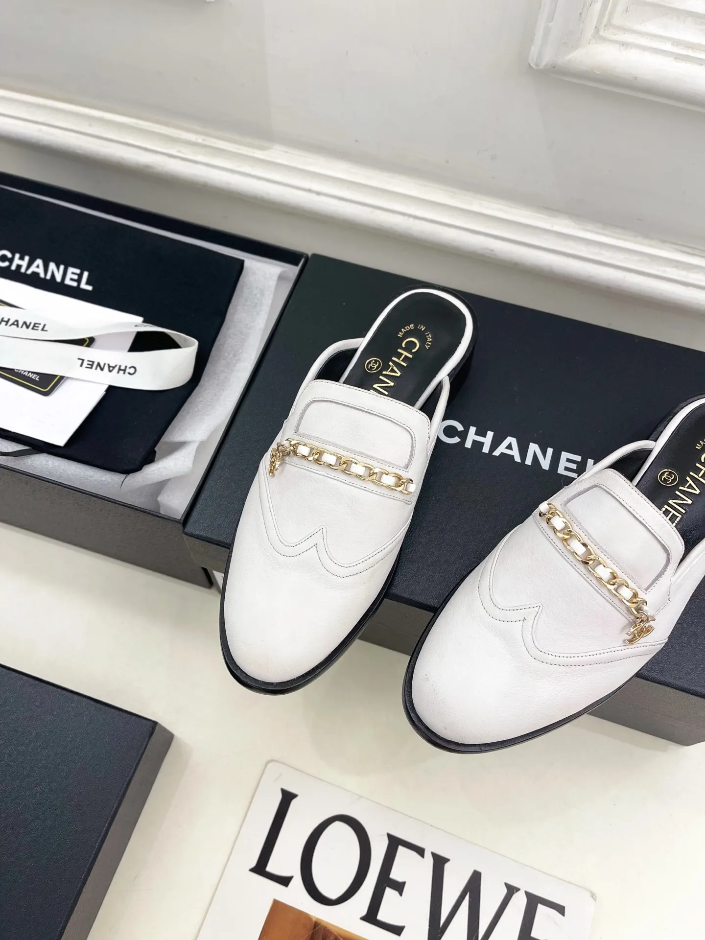 𝐂𝐇𝐀𝐍𝐄𝐋 | 小香 25𝐬𝐬 🦋2025秋冬新品 专柜经典走秀款 小香双C链条半拖乐福鞋 系列上新〰 🍬 BS时尚圈的绝绝子 搭配将演绎着细致 极简 永不褪去的经典元素 💋展现与众不同的穿搭风格美到无话可说 夏季必入款&hellip;&hellip; ━━━━━ ЅᏇєєt ━━━━━ ▪️鞋面：高定制原版小牛皮 ▪️内里：进口丝绸羊皮里 ▪️大底：原版意大利真皮大底 ▪️跟高：3.5cm ▪️鞋码: 35-39（40.41定制不退换） ▪出厂价：半拖💰280乐福鞋💰290