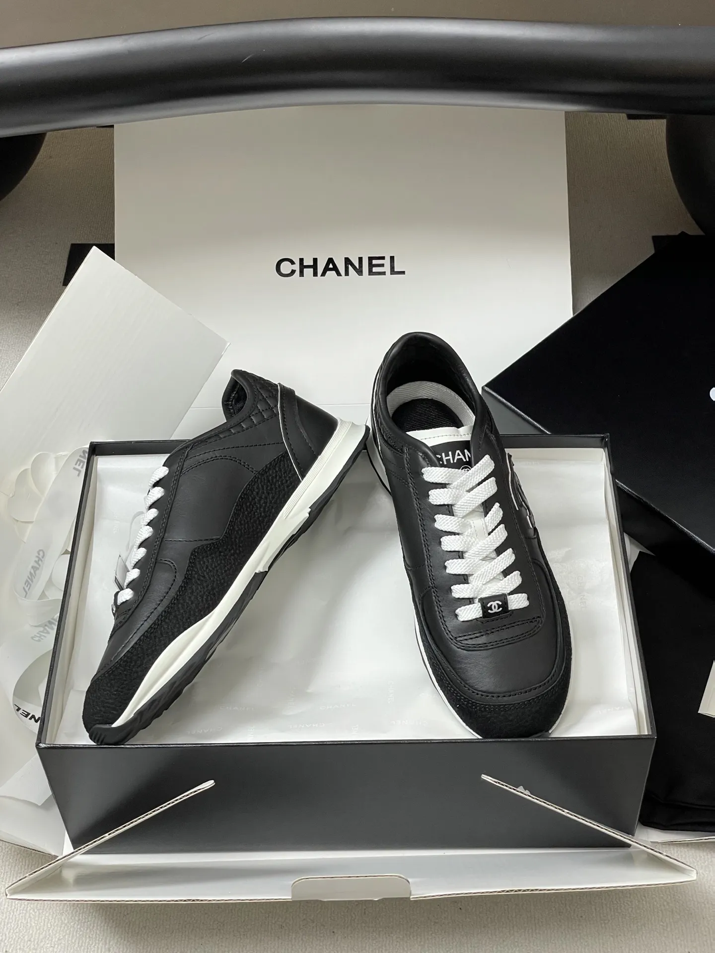 p380-莞产(配高档飞机盒✈️) Chanel 小香 25P德训鞋 经典大双C侧标休闲鞋黑白熊猫拼色系带运动鞋 简约的黑白熊猫配色,永不过时,微微尖的德训鞋头更显脚瘦,小牛皮面跟反绒材质的碰撞,时尚,非常上脚舒适!经典的黑白配色,真的是春夏穿搭的神器,跟上潮流的休闲运动,配色鞋型都很轻盈,透气又舒服,显白效果满满 而且版型比以前任何一款都更秀气出众!美丽的德训Nice shoes 鞋面:定制小牛皮 内里:小羊皮 鞋垫:透气环保鞋 鞋底:原版开模TPU组合大底 码数:35-39(40定做不退换)