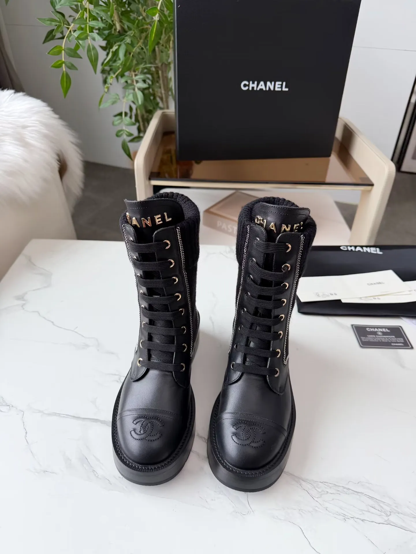 出厂价：330元 秋冬新款Chanel 香奈儿 踝靴原版开模✅ 绑带设计穿脱超级方便，鞋头Logo电绣 鞋舌也是金属品牌Logo 面料：牛皮 内里/垫脚：牛里 采用组合大底制作 颜色：黑色、蓝色（3个版面任选） 码数：35&mdash;42（41、42头需定做） 包装：布袋 卡片