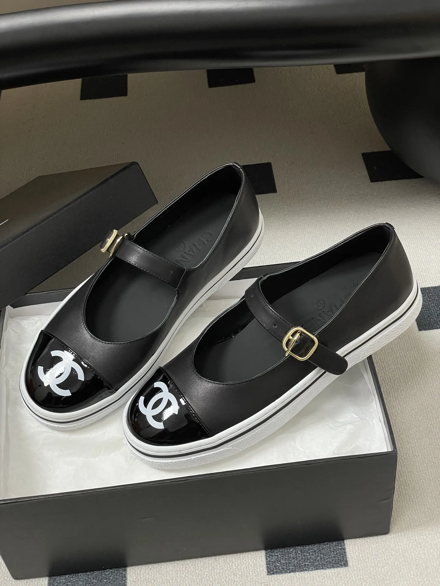 p260- 2026早春新款Chanel 小香26P 休闲玛丽珍奶奶鞋经典大双C logo拼色浅口单鞋 26P爆款果然名不虚传，又美又好穿，这波必须冲！ 第一眼看似普通 上脚效果直接拉满 完全超出预想 超美 超舒服 试穿直接被拿捏，脚感轻软到像踩在云朵上，走路不累、支撑感满分。 日常暴走都毫无压力，颜值与舒适度双在线的王炸款！ 经典配色 ➕双C 大Logo 随意一搭 高级感满满 设计师大胆的将休闲鞋底➕时装小单鞋的鞋面 完美融合在一起 保留了舒适的同时又将甜酷风演绎得淋漓尽致 随便一搭 立马跃升为时尚达人！ 鞋面：定制羊皮 内里垫脚：羊皮 鞋底：开模橡胶大底 码数：35-39（34.40.41.42定做不退换）