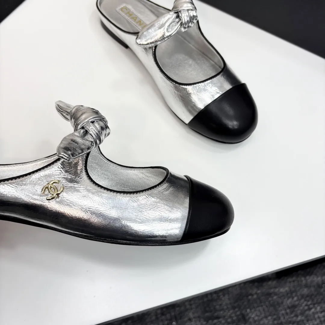 Chanel 25C早春玛丽珍单鞋系列 这一季的鞋子都很棒耶! 纯黑色玛丽珍上脚很舒服鞋面皮质也很软,不用担心会磨脚。兔耳朵也好可爱,黑白拼色和黑色布面都很好看。 鞋面牛皮 内里羊皮 真皮大底 Size:35-39 40/41订做 P240