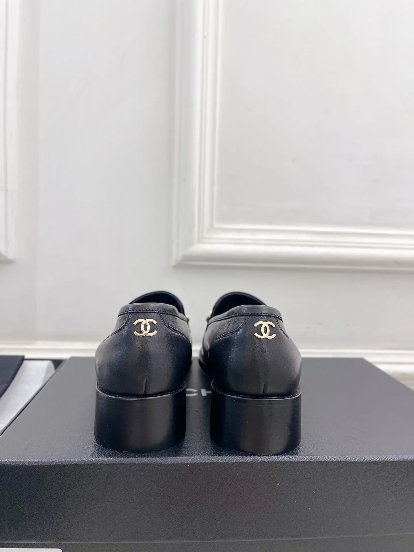 𝐂𝐇𝐀𝐍𝐄𝐋 | 小香 25𝐬𝐬 🦋2025秋冬新品 专柜经典走秀款 小香双C链条半拖乐福鞋 系列上新〰 🍬 BS时尚圈的绝绝子 搭配将演绎着细致 极简 永不褪去的经典元素 💋展现与众不同的穿搭风格美到无话可说 夏季必入款&hellip;&hellip; ━━━━━ ЅᏇєєt ━━━━━ ▪️鞋面：高定制原版小牛皮 ▪️内里：进口丝绸羊皮里 ▪️大底：原版意大利真皮大底 ▪️跟高：3.5cm ▪️鞋码: 35-39（40.41定制不退换） ▪出厂价：半拖💰280、乐福鞋💰290