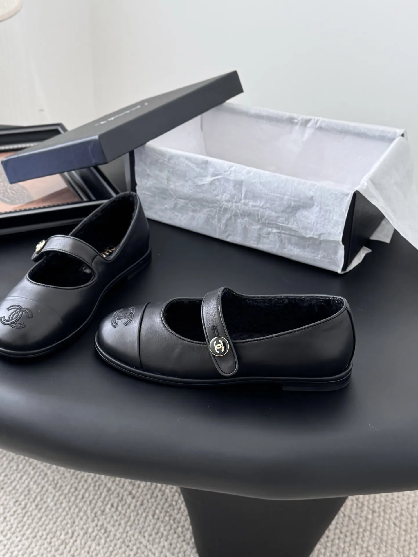 P 250 Chanel 25B秋冬新款毛茸茸玛丽珍单鞋 泰迪毛毛鞋 很舒服诶 美拉德棕色还是很适合秋冬的~ 鞋面麂皮/牛皮 内里皮毛一体 真皮大底 Size:35-39 其他码数定做