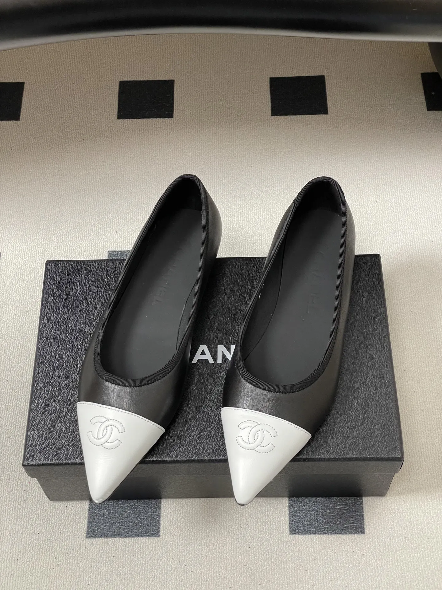 p270- 2026春夏新款Chanel小香26P尖头芭蕾舞鞋经典双拼色电绣双C平底单鞋 这款尖头有吸引到我 很喜欢鞋头的形状。以拼色美学重塑经典格调。细腻小羊皮与质感面料碰撞,撞色纹路勾勒出层次美感,复古与现代在此交融,标志性双C标识低调点缀鞋头,自带品牌辨识度与高级感。尖头设计微宽不挤脚,既拉长腿部线条显纤细,又兼顾行走舒适度,不管是搭配西装裤的职场通勤,还是配连衣裙的法式约会,都能以优雅姿态踏出每一步,成为造型中的点睛奢品! 鞋面:小羊皮 内里垫脚:羊皮 鞋底:意大利真皮大底 码数:35-39(40.41定做不退换)