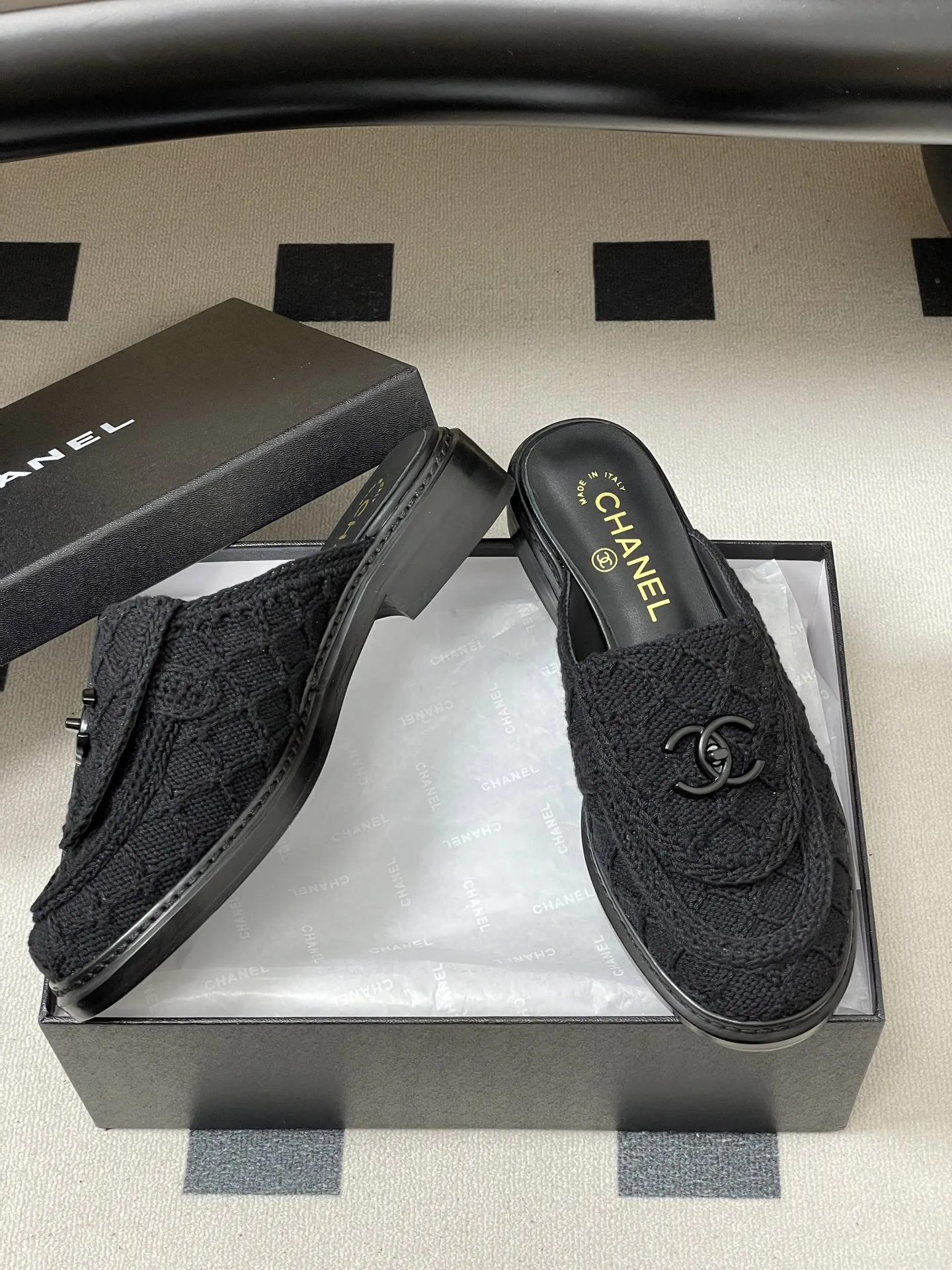 p270- 26Fw春夏新款Chanel香奈儿度假风小香针织刺绣经典双C logo包头半拖凉拖鞋经典书包扣翻盖菱格穆勒鞋 鞋面装饰双C扣标志,是小香的经典设计符号,兼具精致感与品牌辨识度。编织穆勒鞋,经典无后跟设计,编织鞋面+双C Logo,品牌感满满!简约大气,百搭不挑人。春夏季节搭裙装或休闲裤都很出彩,轻松切换多种风格,时髦又实用~ 鞋面:混种羊皮/针织棉线 内里垫脚:羊皮 鞋底:意大利真皮大底 码数:35-39(40.41定做不退换)