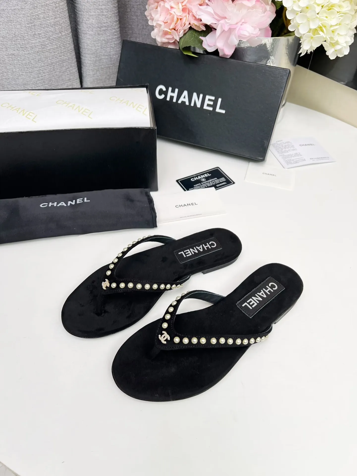 出厂价：200元 Chanel 春夏新款 真皮大底人字拖鞋✅ 首发这个鞋我真心的心动💓 第一眼[惊讶]看到就喜欢，😊 而且有Chanel 家的经典元素钻石Logo💎 面料:双面绒 内里：牛里 颜色：黑色 码数：35&mdash;41（41可定做不退换） 大底：采用真皮大底制作 包装：配卡片、布袋