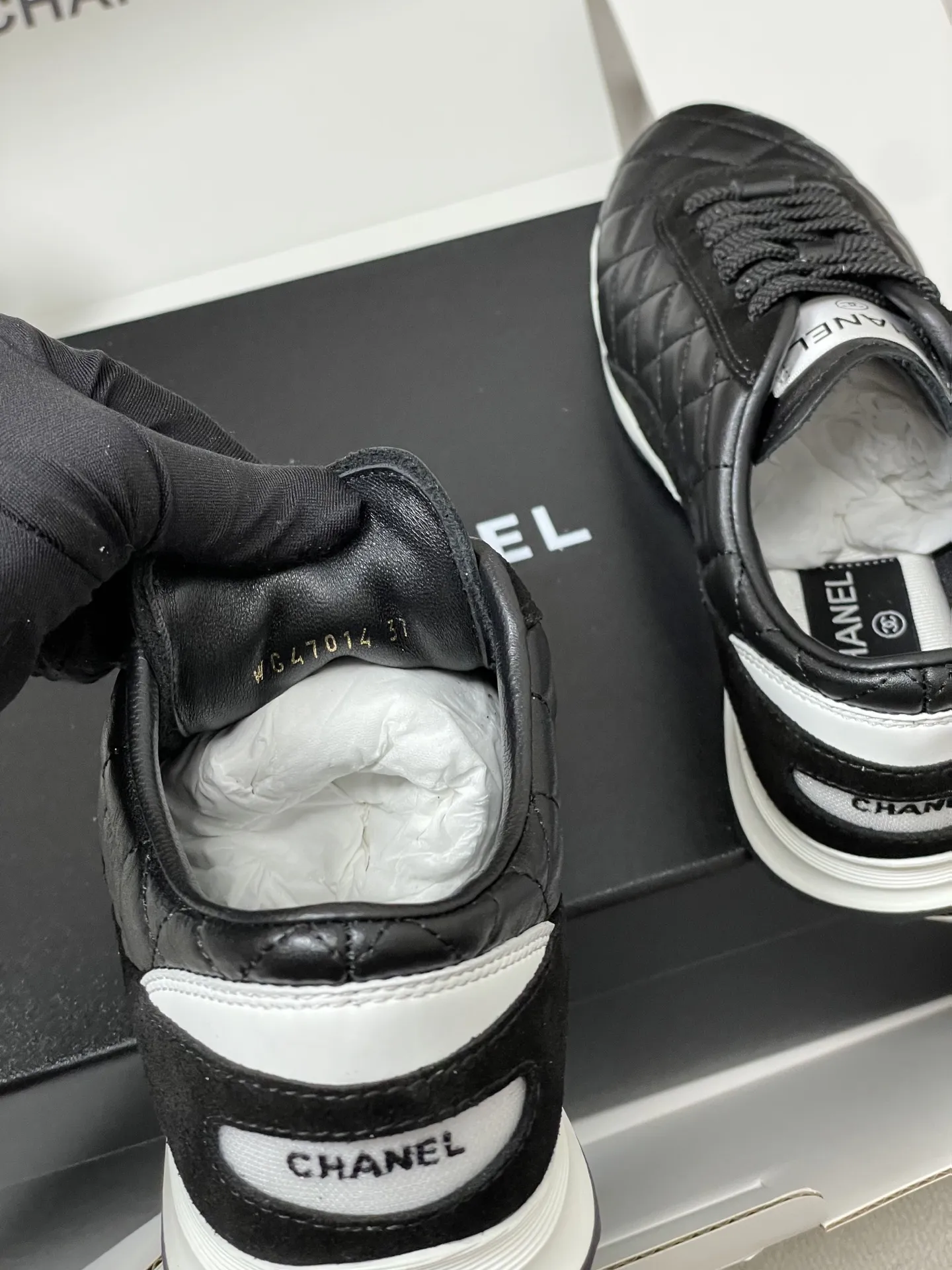 p370-莞产（配高档飞机盒✈️） Chanel 小香 26C早春新款经典菱格系带运动鞋双C微标德训鞋休闲小白鞋 26c菱格运动鞋混搭神器Chanel Sneaker菱格纹绗缝设计，这是香奈儿最经典的标志之一 鞋面堪称点睛之笔，羊皮菱格纹肌理极具质感，羊皮材质打造的菱格颗粒饱满立体，每一个菱格的纹路都充盈且富有弹性，手触上去能清晰感受到皮革的软糯与菱格的挺括，经典的绗缝工艺让菱格的轮廓线条利落又圆润，再搭配鞋侧低调的双C标识，既保留了香奈儿标志性的优雅！ 鞋面：定制小羊皮/牛反绒 内里：小羊皮 鞋垫：透气环保网布 鞋底：原版开模双色TPU组合大底 码数：35-39（40定做不退换）