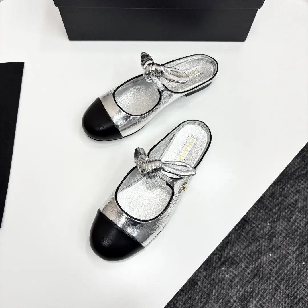 Chanel 25C早春玛丽珍单鞋系列 这一季的鞋子都很棒耶！ 纯黑色玛丽珍上脚很舒服鞋面皮质也很软，不用担心会磨脚。兔耳朵也好可爱，黑白拼色和黑色布面都很好看。 鞋面牛皮 内里羊皮 真皮大底 Size:35-39 40/41订做 P240